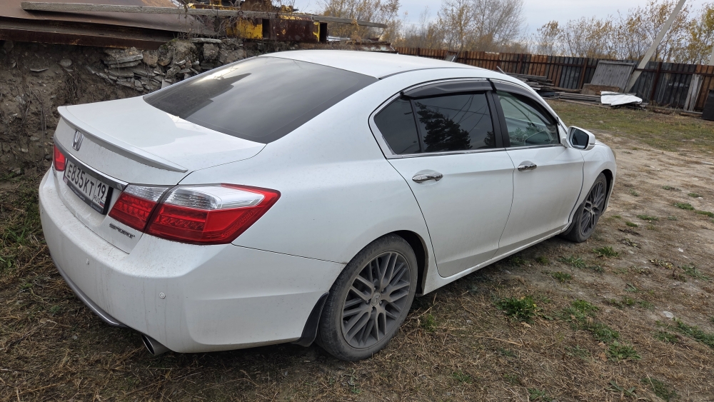Лот №52 Легковой автомобиль Хонда Аккорд, 2013 г.в., VIN 1HGCR2670DA701613, цвет белый. Рабочее состояние не проверялось. Должник Ахрамович А.В. Обременения: Залог, запреты судебного пристава исполнителя на рег. действия. Начальная цена продажи 1765701,00 руб. Задаток 264855,00 руб. (пор. 061/Тд)