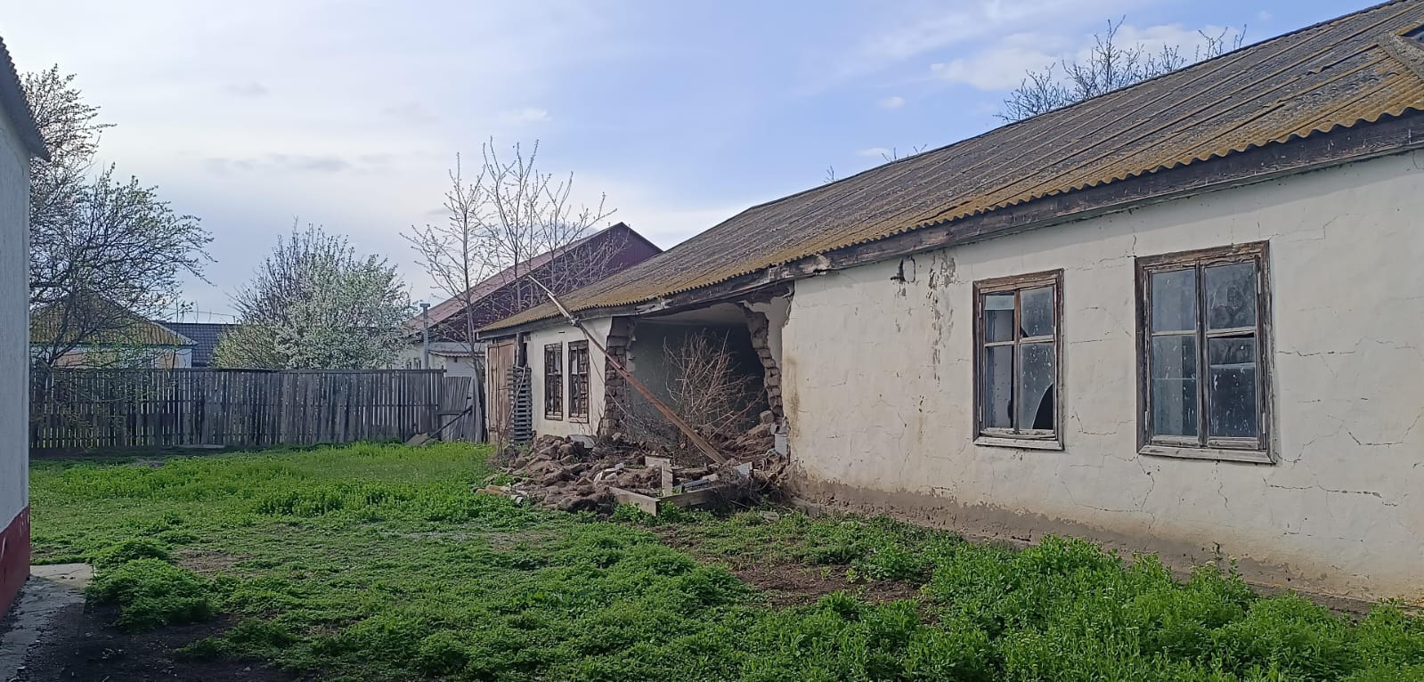 Земельный участок с кадастровым номером 05:03:070028:168, реестровым номером: П11050001411, с расположенным на нем объектом недвижимого имущества с кадастровым номером 05:03:000006:12, реестровым номером П12050003368, по адресу: Республика Дагестан, р-н Ногайский, с. Кумли. По итогам продажи, будет произведен перерасчет НДС с 20% на 22% в соответствии с действующим законодательством.