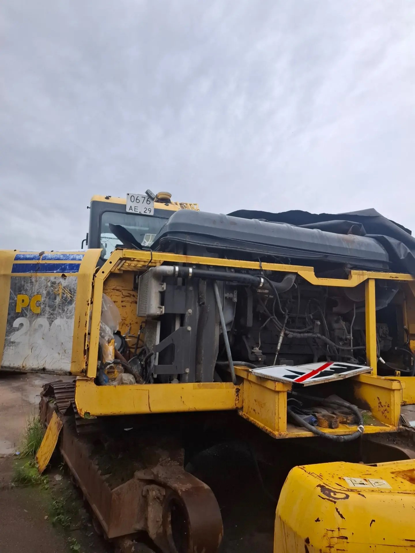 Экскаватор Komatsu PC-220LC-7, 2009 года выпуска, цвет - желтый, государственный номер 0676АЕ, заводской номер DBJ0987, следы коррозии по всему корпусу, трещина на лобовом стекле, повреждены гусеницы. (на стоимость сложившуюся по итогам аукциона, будет начислен НДС 22%)