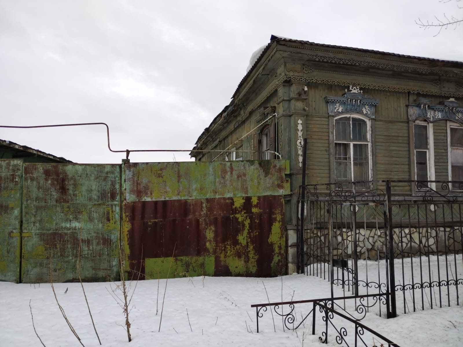 Нежилое здание, площадью 364,2 кв.м., нежилое здание, площадью 4,7 кв.м., с земельным участком площадью 421,0 кв.м.