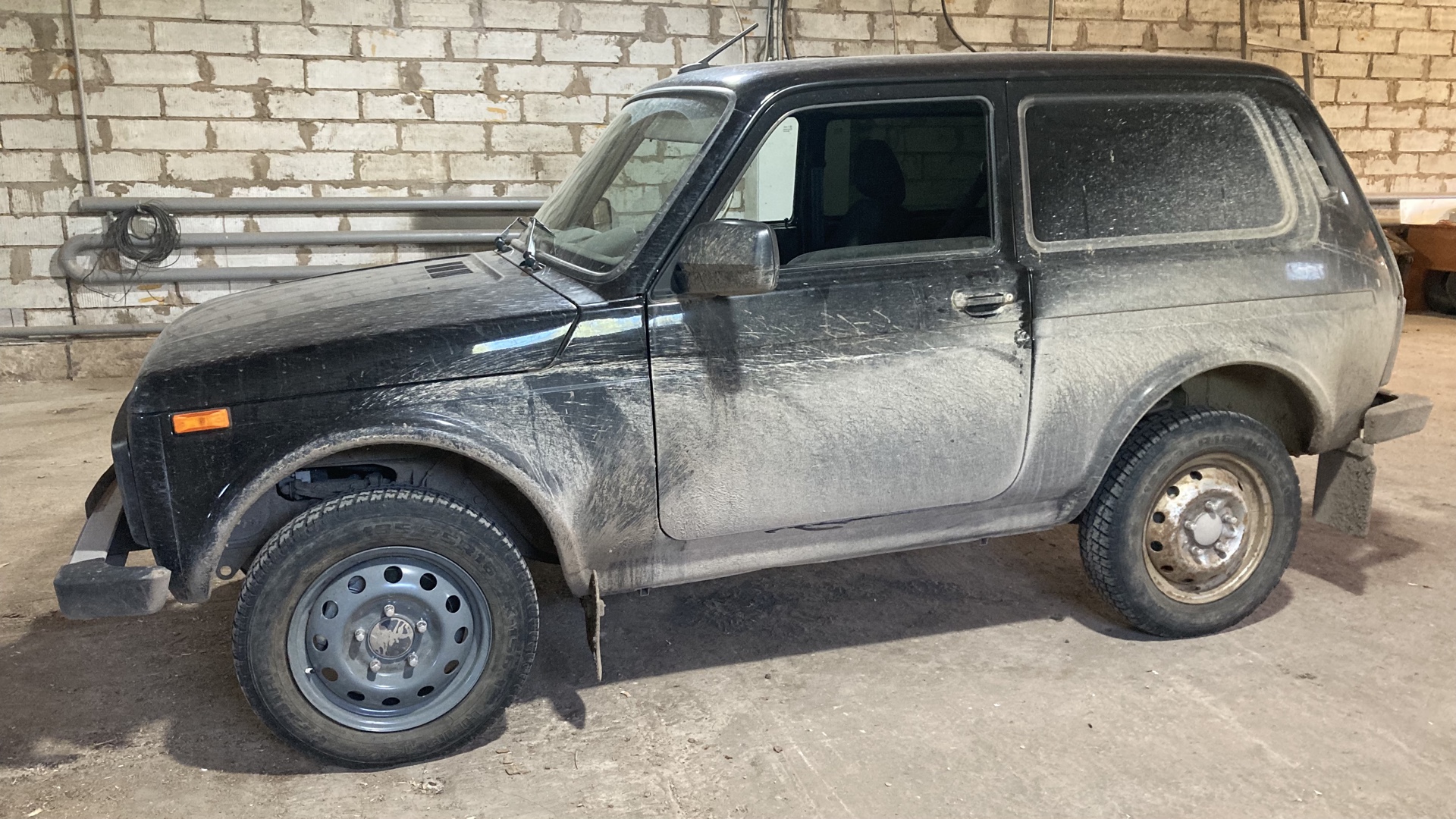 Легковой автомобиль универсал марки LADA 4*4, 2023 г.в., г/н В920УЕ43, цвет черный, VIN XTA212140R2503775