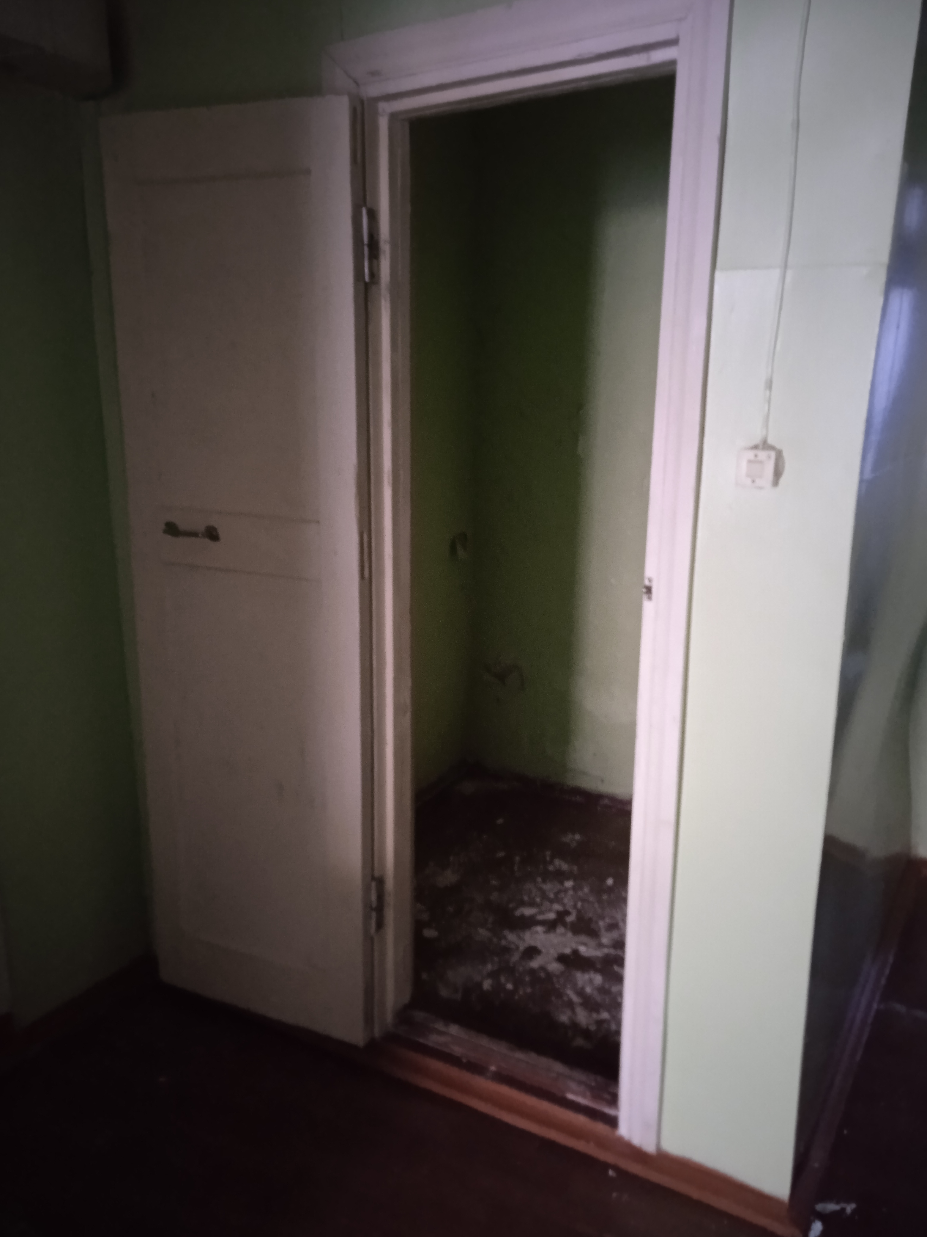 Земельный участок площадью 1613 кв.м, кадастровый номер 29:14:050302:1056 (реестровый номер федерального имущества П11310006597), категория земель – земли населенных пунктов, вид разрешенного использования – для общественно-деловых целей, с расположенным на нем объектом недвижимости – нежилое здание (лабораторный корпус) площадью 196,7 кв.м, кадастровый номер 29:14:050302:411 (реестровый номер федерального имущества П12310003562).