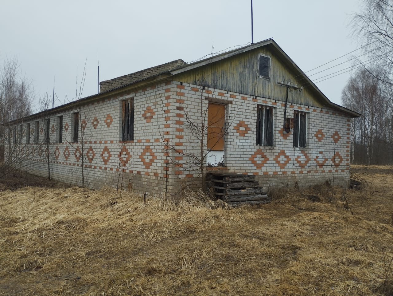 Здание по адресу: Ярославская  область, Мышкинский район,  село Флоровское, улица Цветочная, дом 4, с  кадастровым  № 76:07:101701:72, назначение: нежилое, количество этажей, в том числе подземных этажей: 1, в том числе подземных 0,  площадью 179,4 кв.м,   с земельным участком по адресу:  Ярославская   область,  муниципальный район   Мышкинский,  сельское поселение Приволжское, село Флоровское, улица Цветочная,  земельный участок 4, с   кадастровым  №  76:07:101702:3, площадью 1802 кв.м 