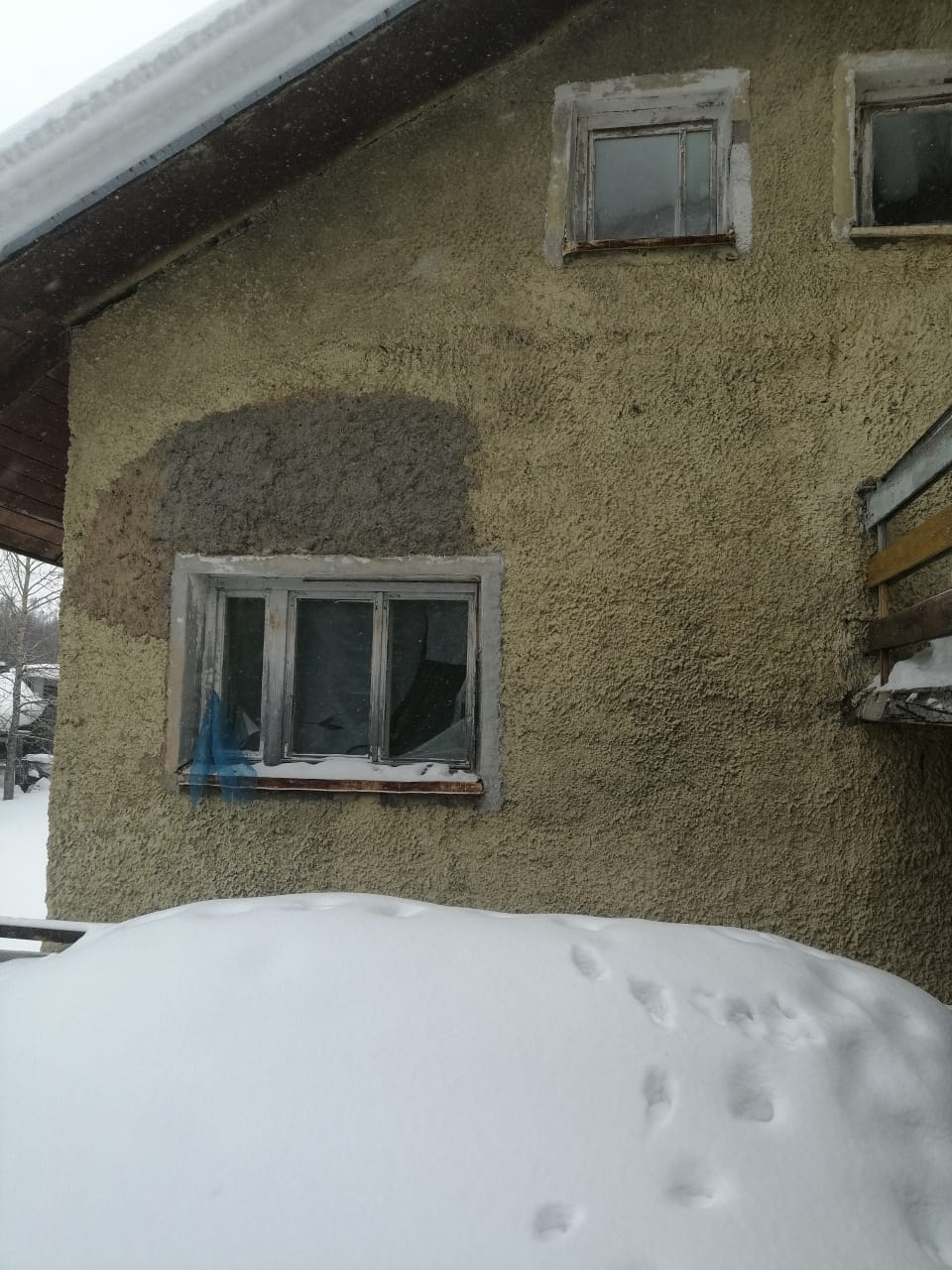 Нежилое здание с кадастровым номером 49:09:000000:666 общей площадью 514,3 кв.м. и земельный участок под ним площадью 1881 кв. м. с кадастровым номером 49:09:032201:35, вид разрешённого использования – блокированная жилая застройка; дошкольное, начальное и среднее общее образование; благоустройство территории; оказание услуг связи; бытовое обслуживание; амбулаторно-поликлиническое обслуживание; объекты культурно-досуговой деятельности, расположенное по адресу: г. Магадан, улица Пионерская, д.4