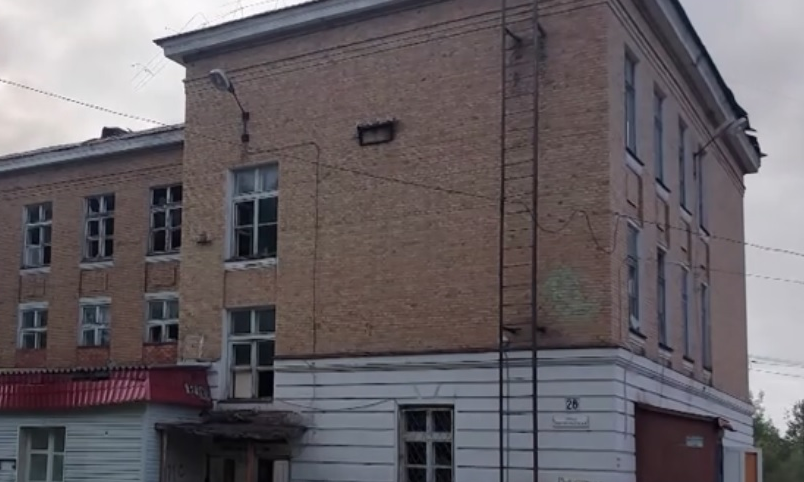Государственное имущество, находящееся в собственности Республики Коми, расположенное по адресу: Республика Коми, г. Ухта, пгт. Ярега, ул. Октябрьская, д. 28, с земельным участком