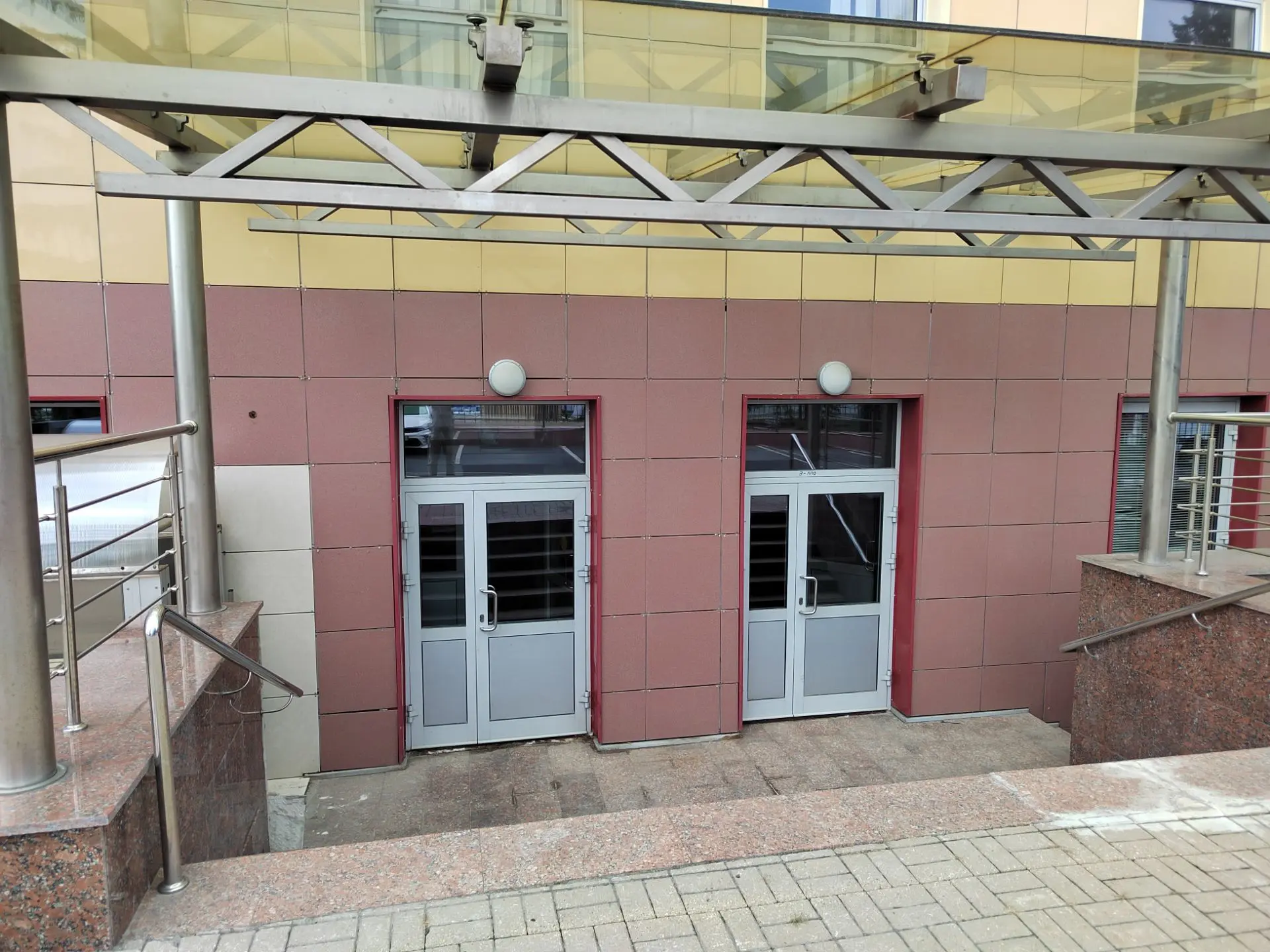 Право заключения договора аренды объектов недвижимого и движимого имущества, расположенных в здании по адресу: г. Курск, ул. Энгельса, д. 140Б, для использования под размещение фитнес–центра, а также для деятельности тренажерного зала, студии танцев всех направлений, боевых видов спорта (боевые искусства),салона красоты, организации и проведения спортивных, оздоровительных, культурно–массовых мероприятий, состязаний и других производных (взаимосвязанных) видов предпринимательской деятельности.