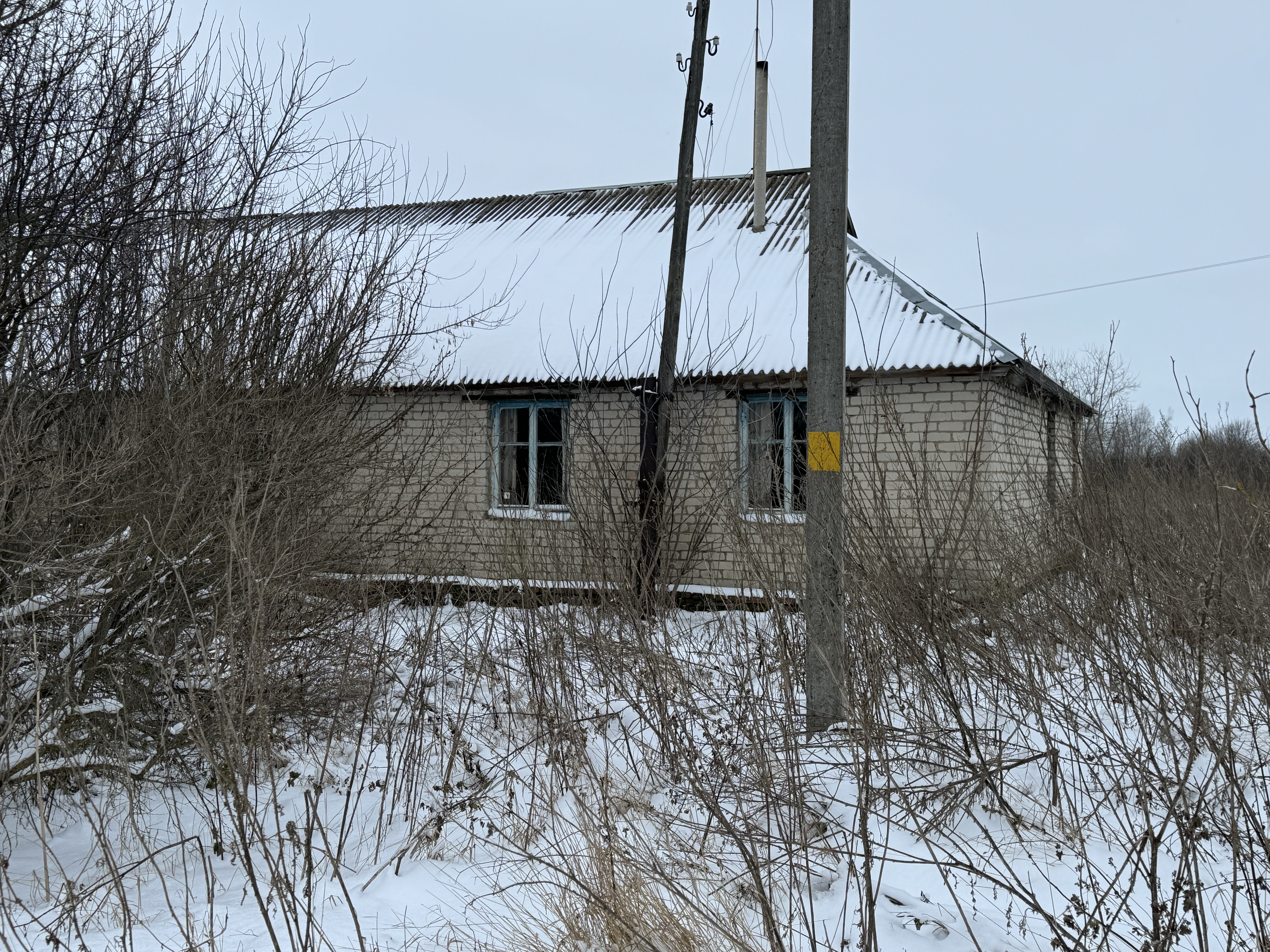 Здание 97 кв.м и земельный участок 415 кв.м по адресу: Курская область, Советский район, Советский сельсовет, с. Петрово-Карцево, д. 82