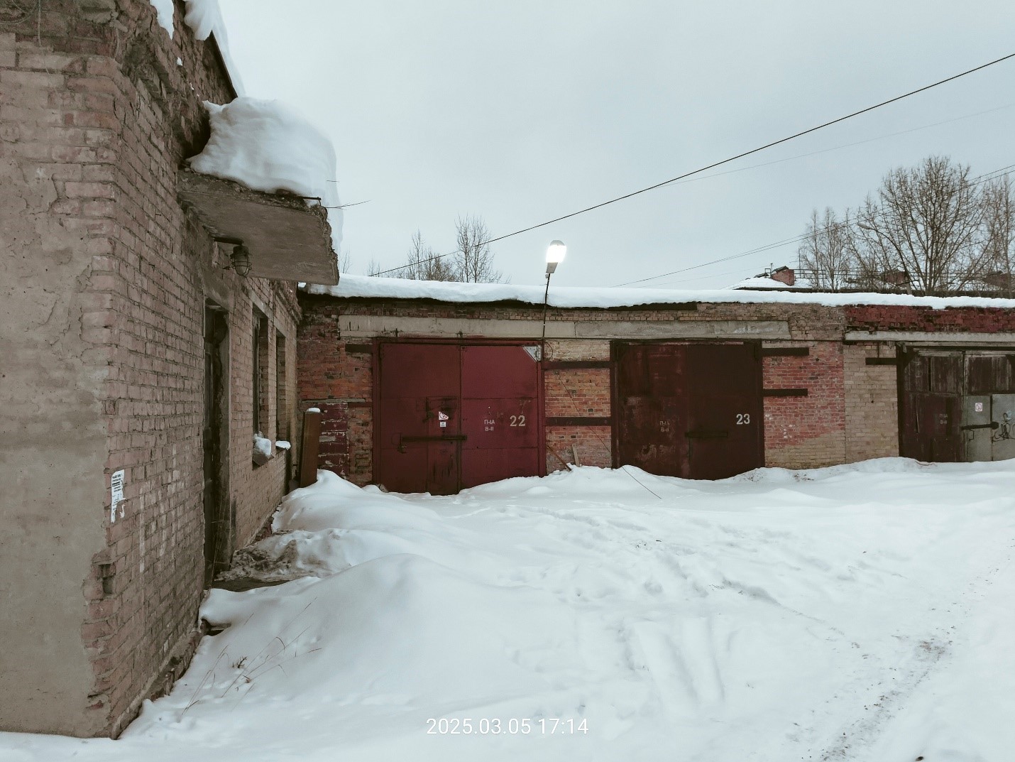 Гараж (хозяйственный корпус), площадь 781,9 кв.м, 1978 г.п., вид объекта недвижимости - здание, назначение - нежилое, с земельным участком площадью 3304 кв. м, кадастровый номер: 11:20:0602008:3054, категория - земли населенных пунктов, разрешенное использование: образование и просвещение, в г. Ухта, пр-кт Космонавтов