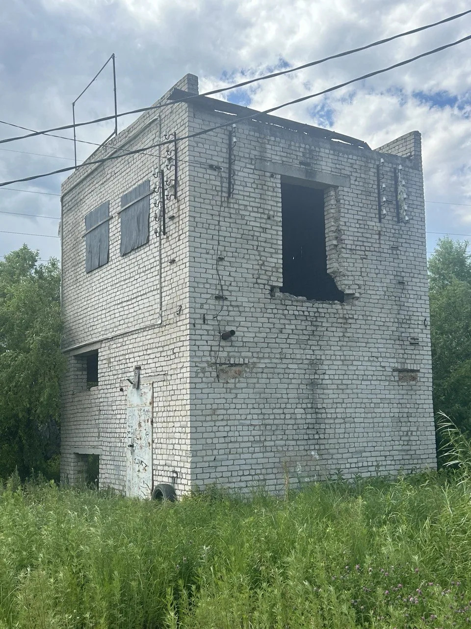 Здание (объект незавершенного строительства), площадью 72,6 кв.м, степень готовности 71%, кадастровый номер 28:01:020490:355, по адресу: г. Благовещенск, квартал 490. Продажа объекта осуществляется одновременно с отчуждением земельного участка, кадастровый номер 28:01:020490:358, общая площадь 84 кв.м, разрешенное использование: предоставление коммунальных услуг. Рыночная стоимость земельного участка – 151 580 руб. подлежит оплате в соответствии с условиями договора купли-продажи.
