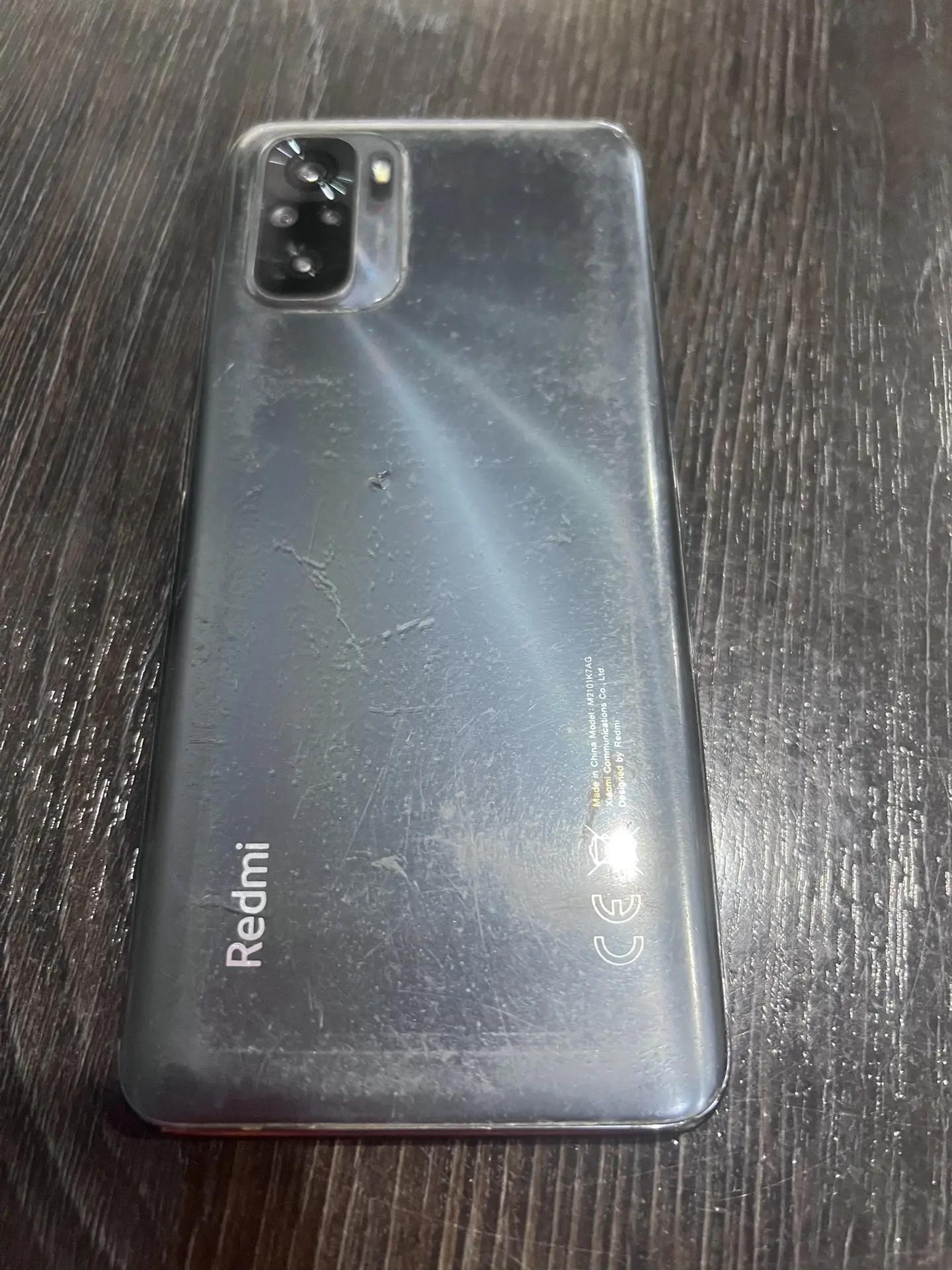 мобильный телефон Redmi в корпусе серого цвета в чехле бампере черного цвета 1 Штука (шт)