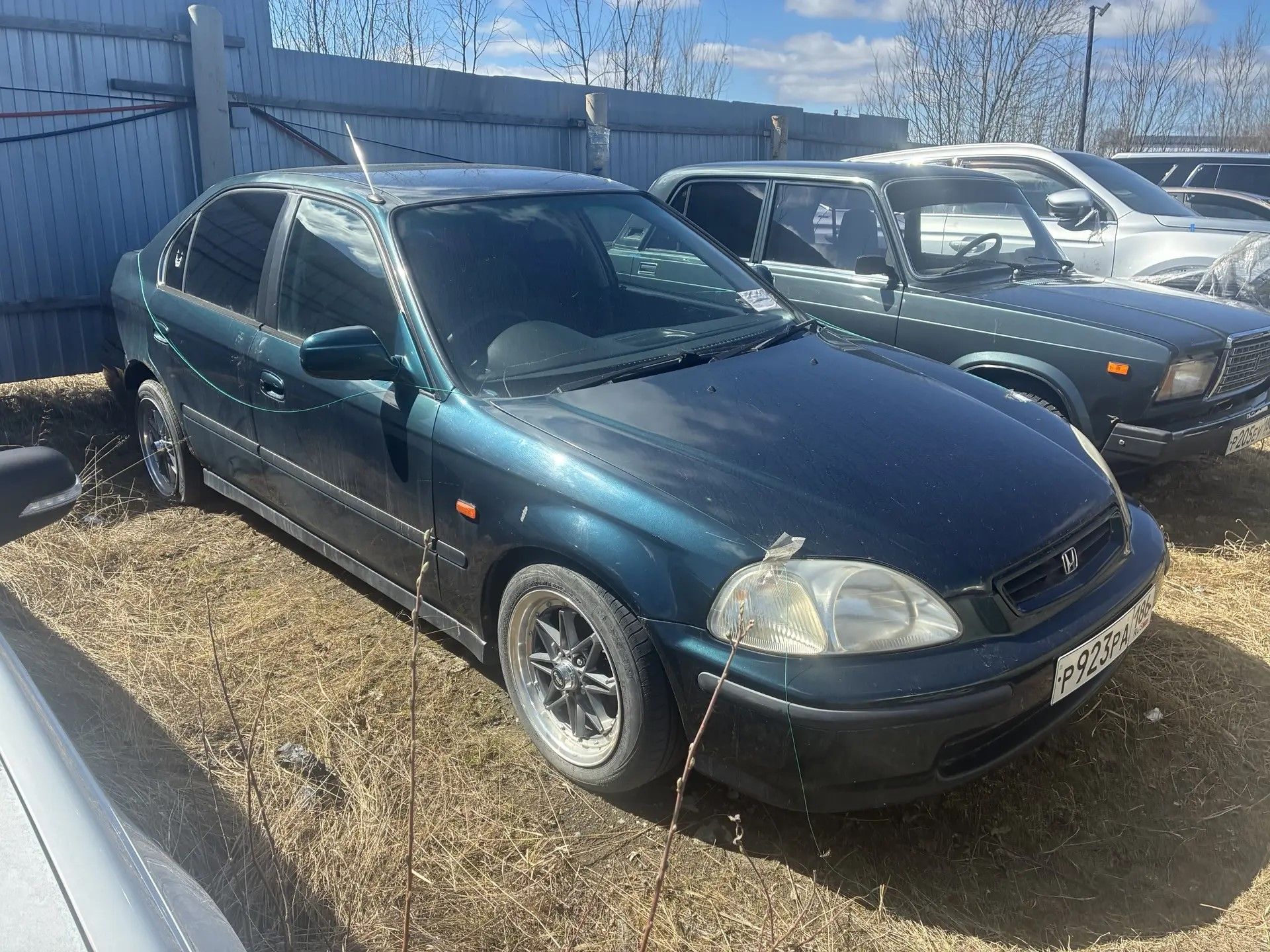 Автомобиль марки "HONDA CIVIC FERIO", г/н Р923РА, цвет зеленый, номер кузова ЕК33206388, г/в 1998 (ключи и документы отсутствуют, техническое состояние не проверялось, пробег не известен). Имущество продается в том виде, в каком оно есть, в случае продажи возврату/обмену не подлежит. За скрытые дефекты имущества Продавец ответственности не несет.