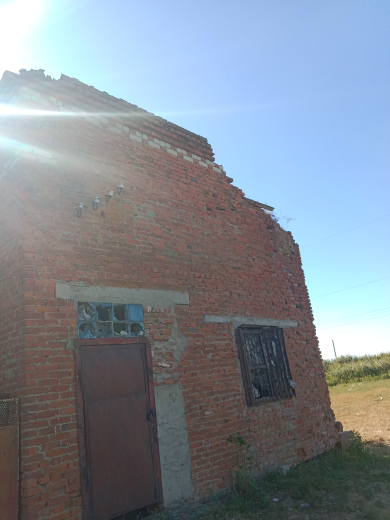 Нежилое здание, расположенное по адресу Краснодарский край, Славянский р-н, с/п Рисовое, п. Рисовый, ул. Ленина, 11 а, площадью 137,8 кв.м., кадастровый номер 23:27:0902001:1800, находящееся на земельном участке, расположенном по адресу Краснодарский край, муниципальный район Славянский, сельское поселение Рисовое, поселок Рисовый, улица Ленина, земельный участок 11а, площадью 1450 кв.м., вид разрешенного использования – предоставление коммунальных услуг, кадастровый номер 23:27:0902001:360
