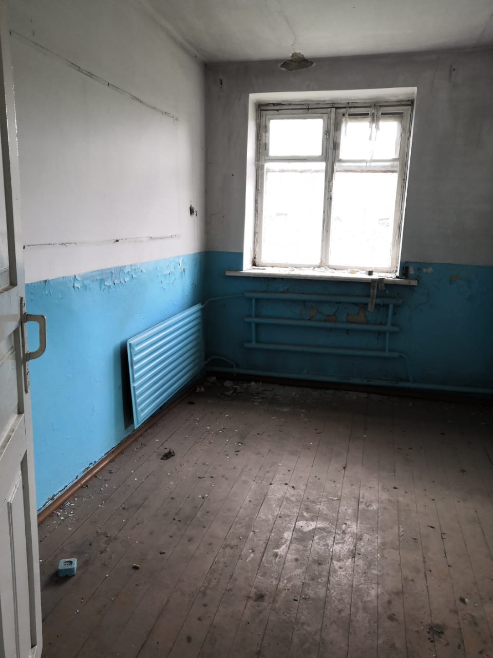 Земельный участок , находящийся по адресу: Алтайский край, Троицкий район, c. Хайрюзовка, ул. Советская, 46, с расположенным на нем зданием ФАП