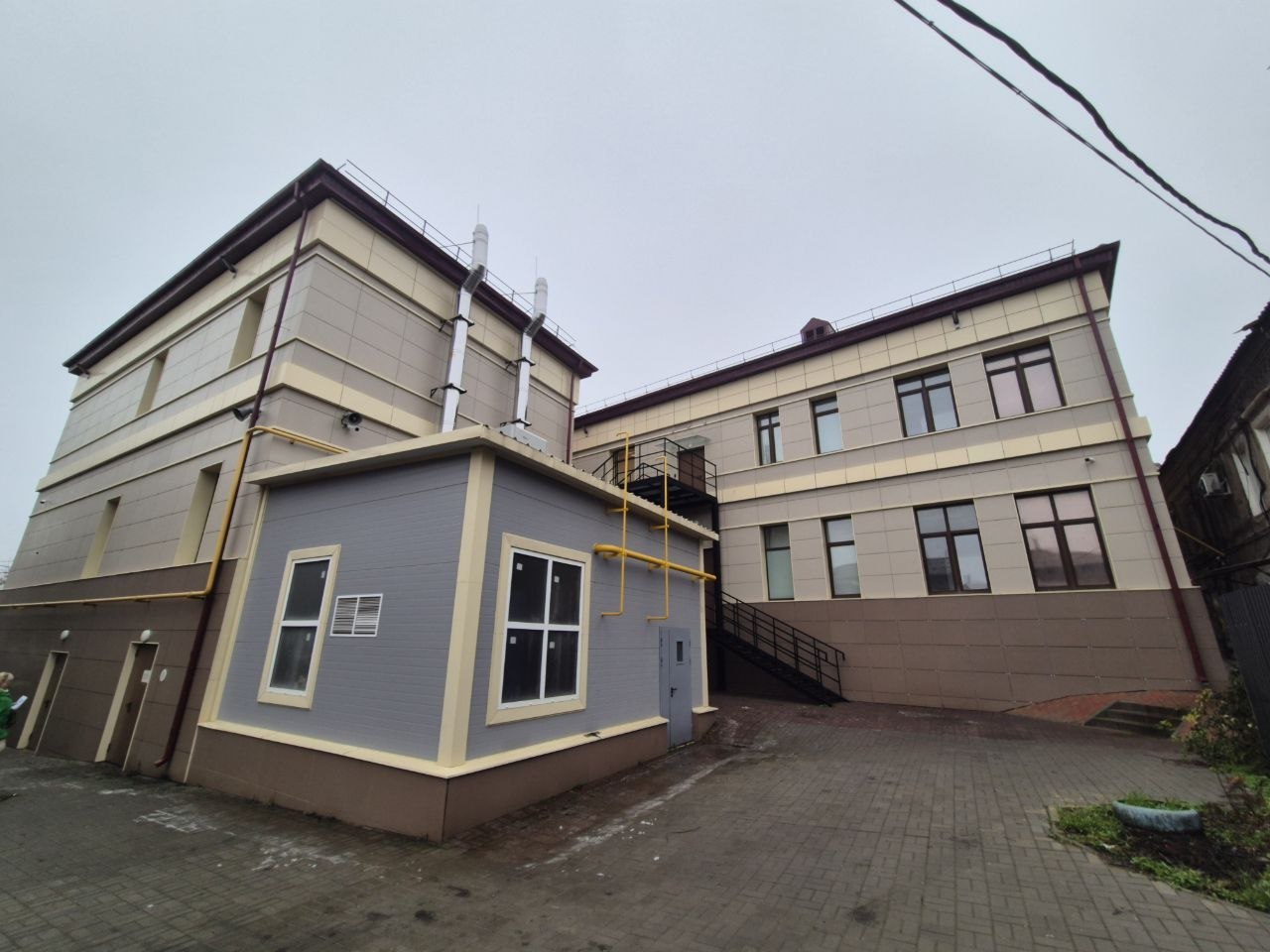 недвижимое имущество и движимое имущество, находящееся в собственности городского округа, расположенное по адресу: Российская Федерация, Донецкая Народная Республика, городской округ Мариуполь, город Мариуполь, улица Митрополитская, 5, кадастровый номер: 93:37:0010109:626, общей площадью 1036,2 кв.м