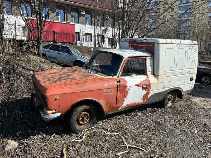 ГОДНЫЕ ОСТАТКИ автомобиля марки "Москвич ИЖ 2715", регистрационный знак 3303 МУП, красно-белого цвета. Год выпуска и VIN-номер не установлены.