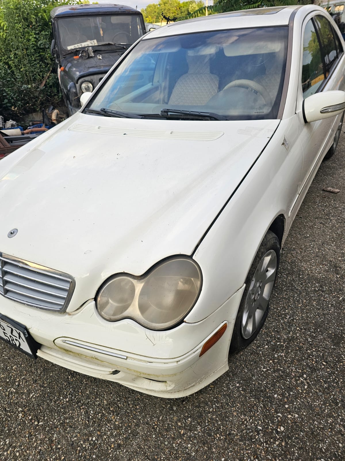 Автомобиль Мерседес Бенц С 240, рег.номер Р. Армения 36 ZX 582 белого цвета. Документы отсутствуют.
