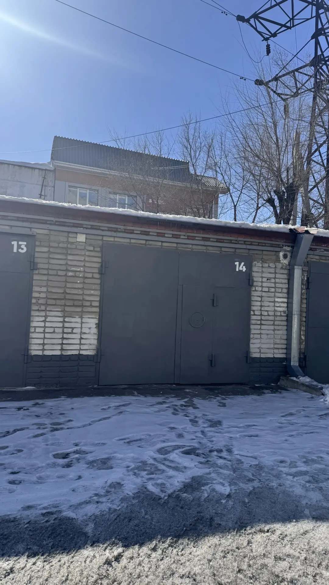 Нежилое помещение (гаражный бокс) площадью 26,8 кв. м, кадастровый номер 27:23:0000000:27794, местонахождение: Хабаровский край, г. Хабаровск, ул. Сигнальная, ГСК 529, бокс 14.