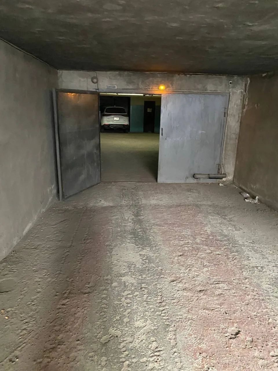 1/24 доля в праве собственности на нежилое помещение для стоянки автомобилей (подвал) площадью 723,3 кв. м, кадастровый номер 03:24:000000:48644. Местоположение: Республика Бурятия, г. Улан-Удэ, ул. Модогоева, д. 3А.