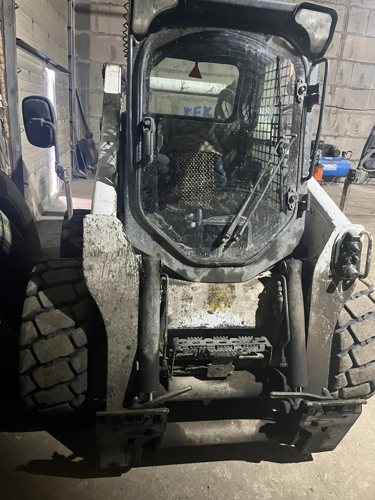 Погрузчик Bobcat S650, 2017 г.в., г/н 3527ХХ24, заводской № А3NW14240, цвет комбинированный. В рабочем состоянии. Должник ООО «ПромСтрой». Обременения: Арест, запреты на рег. действия. Начальная цена продажи 5896626,00 руб., в т.ч. НДС 1063326,00 руб. Задаток 885000,00 руб. (пор. 1678)