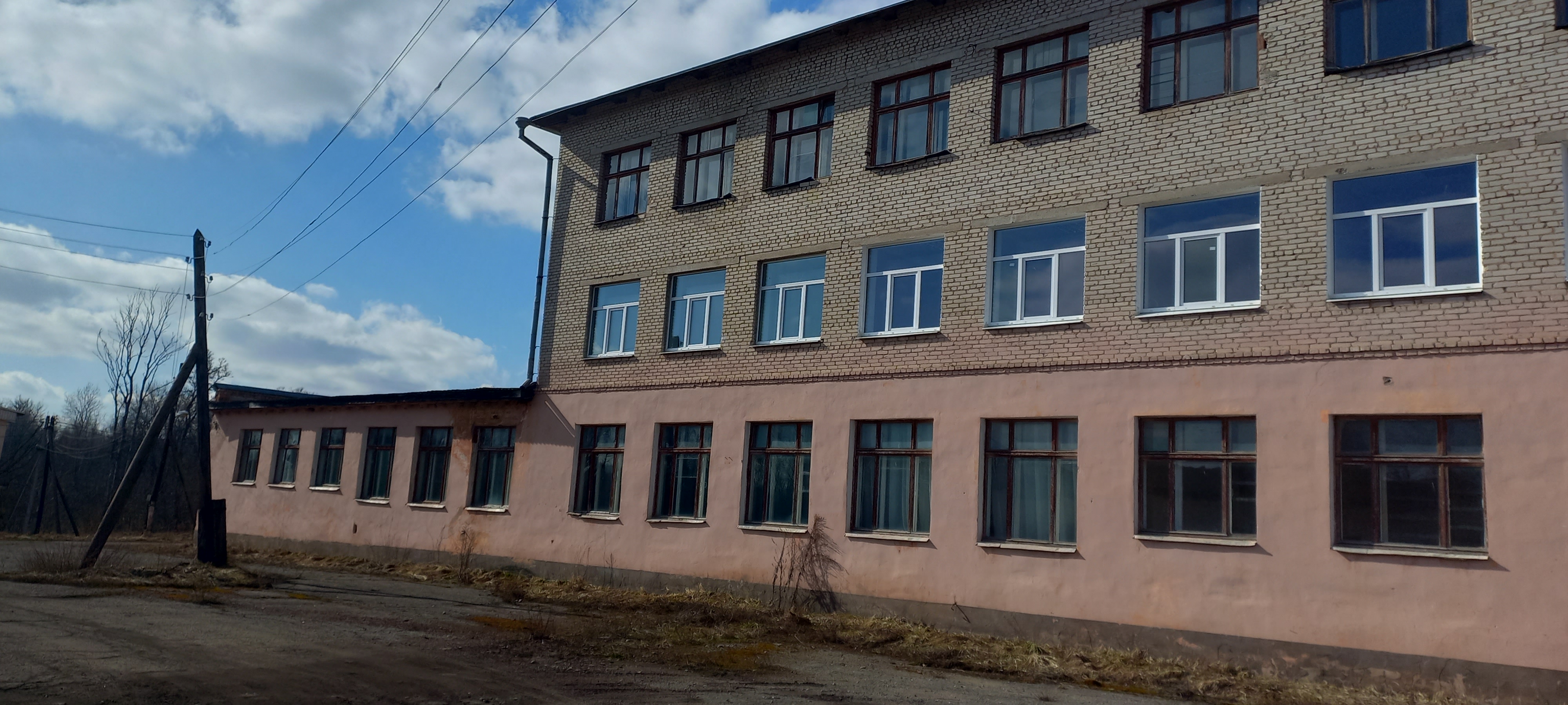 Комплекс объектов недвижимого имущества, расположенный по адресу: Новгородская область, Солецкий район, д. Сосновка, в том числе: нежилое здание, общей площадью 4958,6 кв.м; здание очистных сооружений, общей площадью 211,1 кв.м; здание прачечной, гаражей, общей площадью 302,1 кв.м; здание медпункта, общей площадью 126,2 кв.м; скважина питьевой воды глубина 13 м, общей площадью 5,3 кв.м; здание овощехранилища, общей площадью 52 кв.м