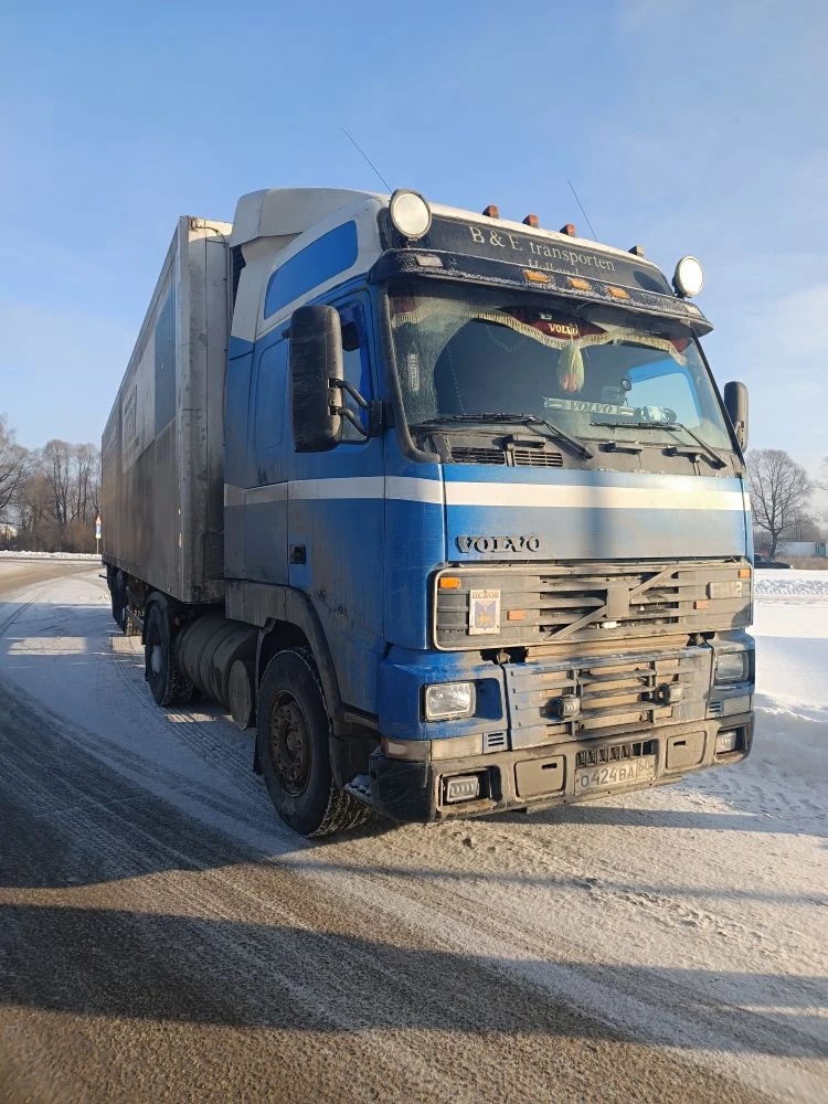 Лот № 4. Грузовой автомобиль Тягач Volvo FH 12, 1995 года выпуска, государственный номер O424BA60, идентификационный номер (VIN) YV2A4B1A3TA244595. Местонахождение: Псковская обл., г. Псков, пр-кт Рижский, д. 22. Основание для реализации на торгах - постановление судебного пристава-исполнителя о передаче на реализацию на торгах. Должник (собственник) – ООО «Снага-транс»