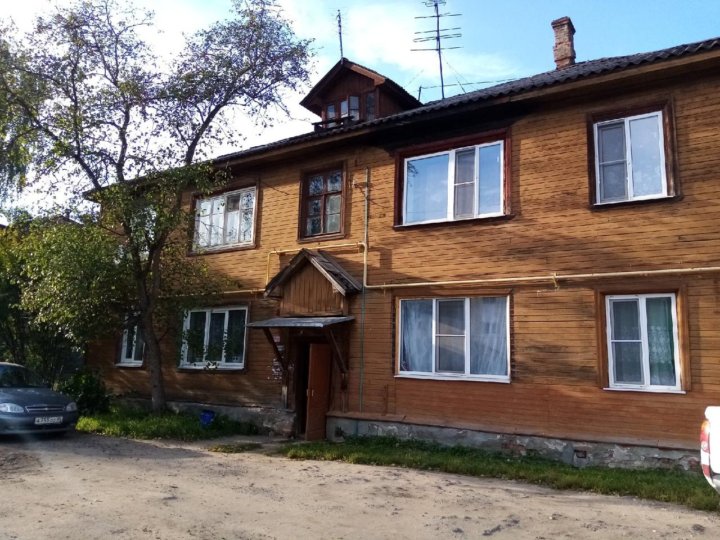 2/3 доли в праве общей долевой собственности на квартиру общей площадью 64,2 кв. м, расположенную по адресу: Вологодская область, г. Вологда, ул. Разина, д. 44, кв. 2 (кадастровый номер 35:24:0305028:599), с учетом реализации преимущественного права покупки, предусмотренного статьей 250 Гражданского кодекса Российской Федерации.
