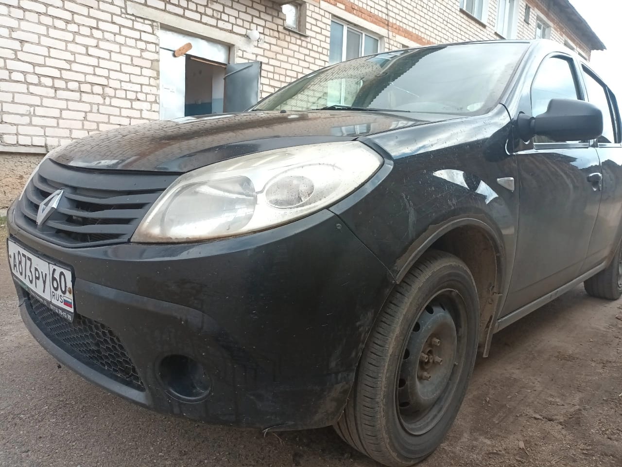 Лот № 3. Автомобиль Renault Sandero, 2011 года выпуска, государственный номер А873РУ60, идентификационный номер (VIN) X7LBSRC2HBH414327, незначительные царапины и следы коррозии по всей поверхности транспортного средства. Местонахождение: Псковская обл., Новоржевский р-н, г. Новоржев, ул. Псковская, д. 10. Основание для реализации на торгах - постановление судебного пристава-исполнителя о передаче на реализацию на торгах. Должник (собственник) – Милов В.А.