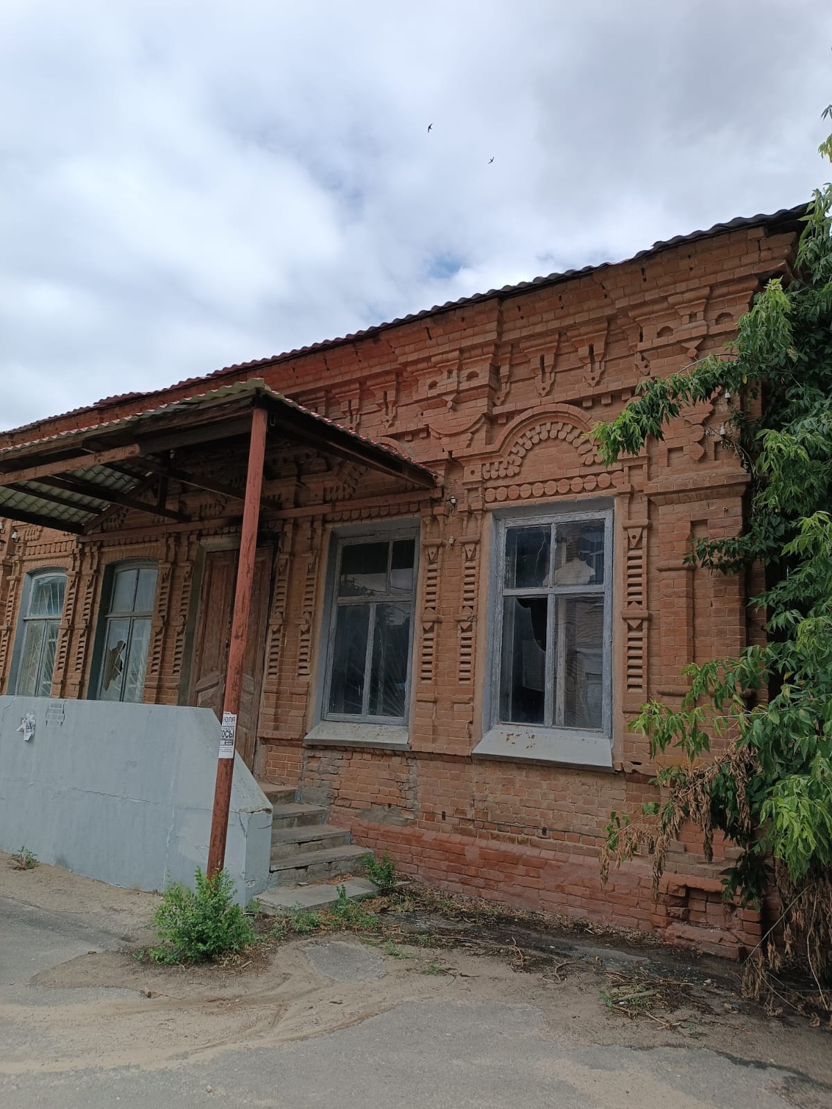 Комплекс имущества: нежилое здание площадью 175,9 кв. м и движимое имущество