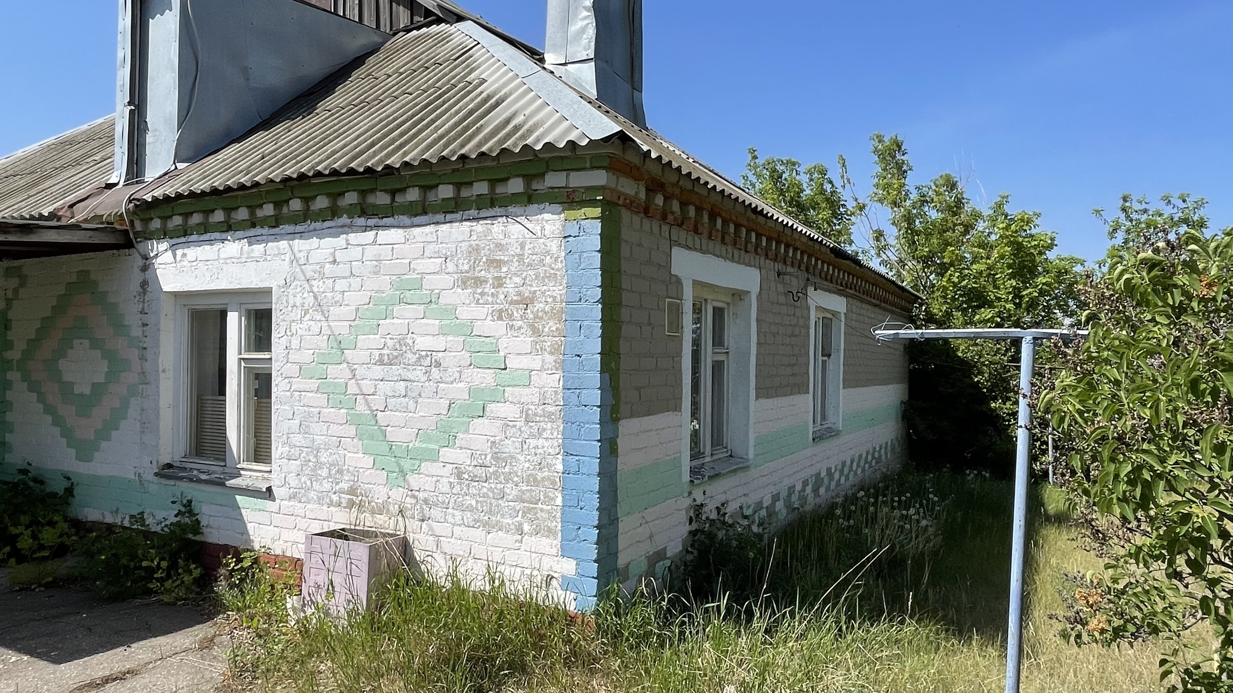 Объект муниципального нежилого фонда - одноэтажное нежилое здание площадью 124,6 кв. м (Саратовская область, р-н Саратовский, р.п. Красный Октябрь, ул. 2-я Садовая, д. № 80) вместе с земельным участком площадью 1192 кв. м (Саратовская область, р-н Саратовский, р.п. Красный Октябрь, ул. 2-я Садовая, д. № 80)