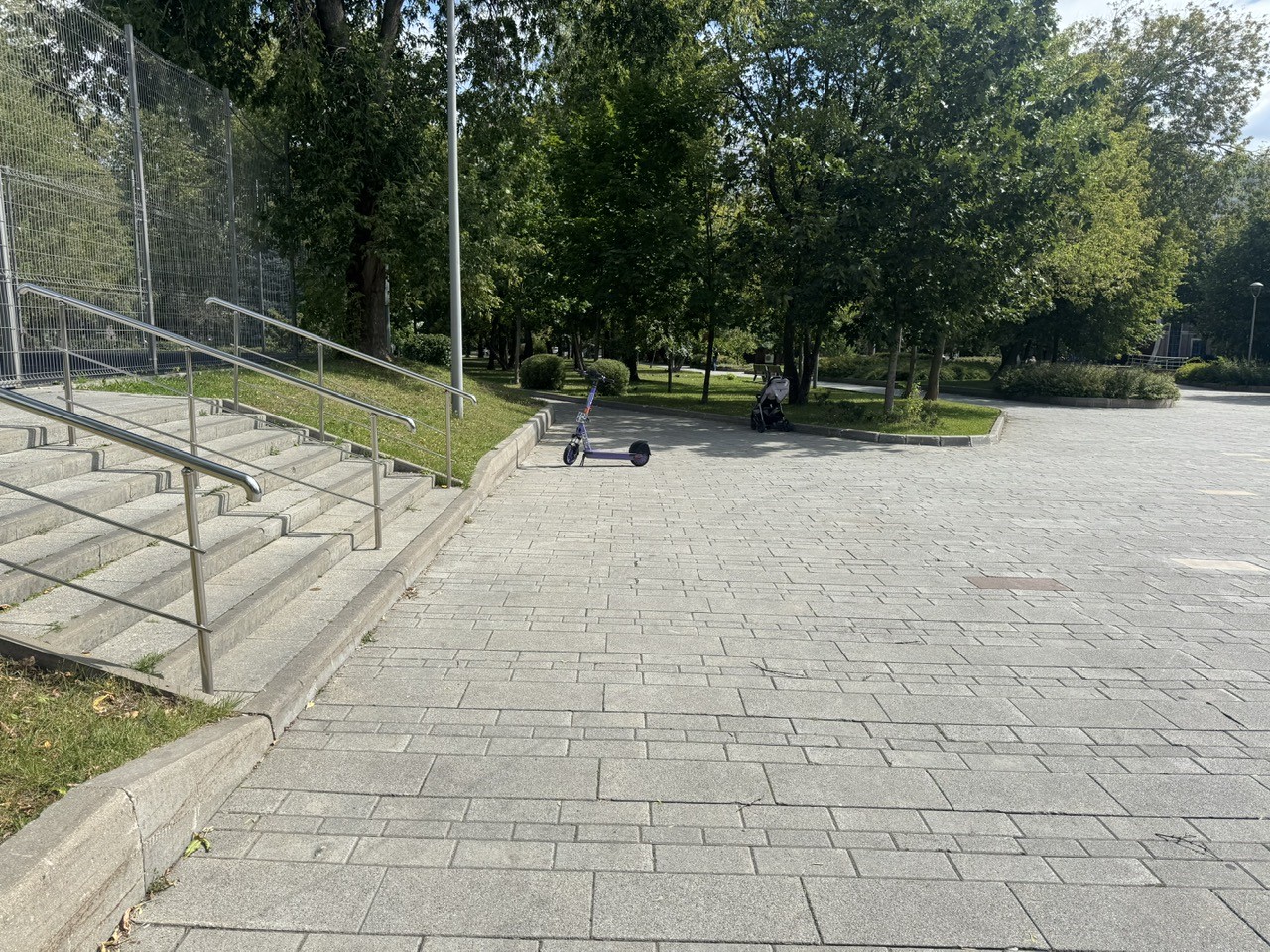 Нестационарный торговый объект "Тележка" по адресу: г. Москва, Cоветской Армии улица, д. 12, стр.2, специализация "«Мороженое», «Горячие напитки, выпечка»", общей площадью 2,5 кв. м