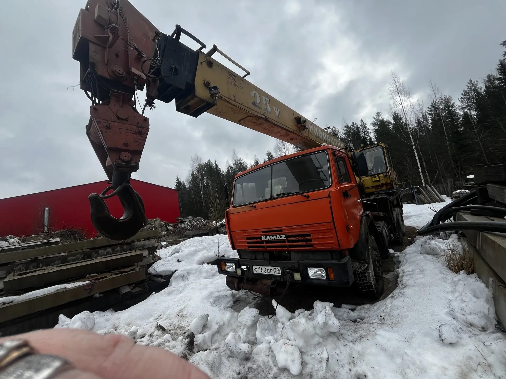 Специальный автокран КС-55713-1 Камаз-55111-15, 2007 года выпуска, цвет - оранжевый, VIN X8955713170AL1083, государственный номер О163ВР29, номер шасси (рамы) ХТС55111R72292839, ржавчина и коррозия по всему корпусу ТС