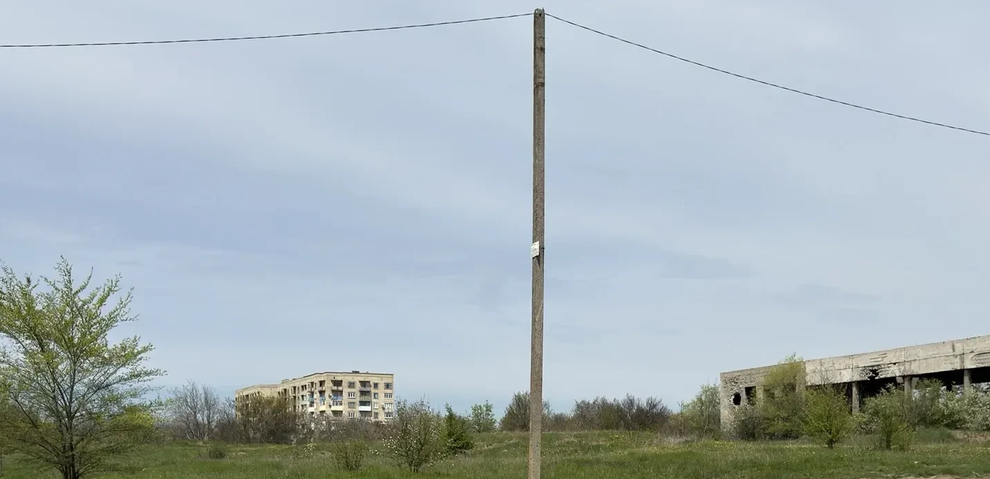 место размещения нестационарного торгового объекта (павильона) на земельном участке площадью 28,0 м², находящемся по адресу: Донецкая Народная Республика, г. о. Докучаевск, г. Докучаевск, ул. Центральная, 88 (территория возле ГП «Рынки Донбасса» ДП «Республиканский рынок № 29/1), согласно Схемы размещения павильона