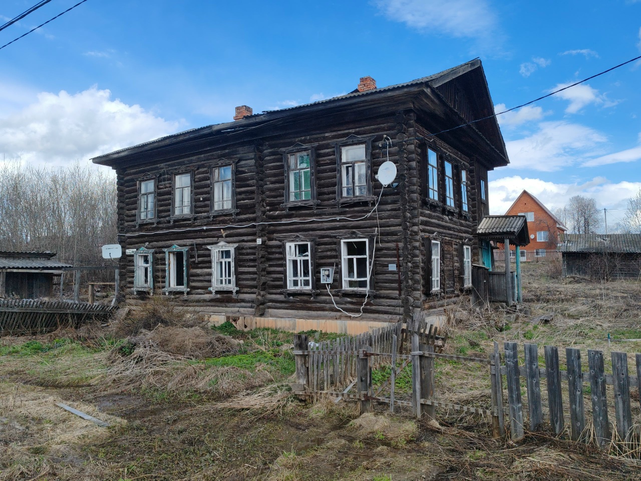 МНОГОКВАРТИРНЫЙ дом площадью 213,5 кв. м. (помещения с кадастровым номером 18:12:051029:274, 18:12:051029:222, 18:12:051029:221, 18:12:051029:375, 18:12:051029:220) с земельным участком с кадастровым № 18:12:051029:531