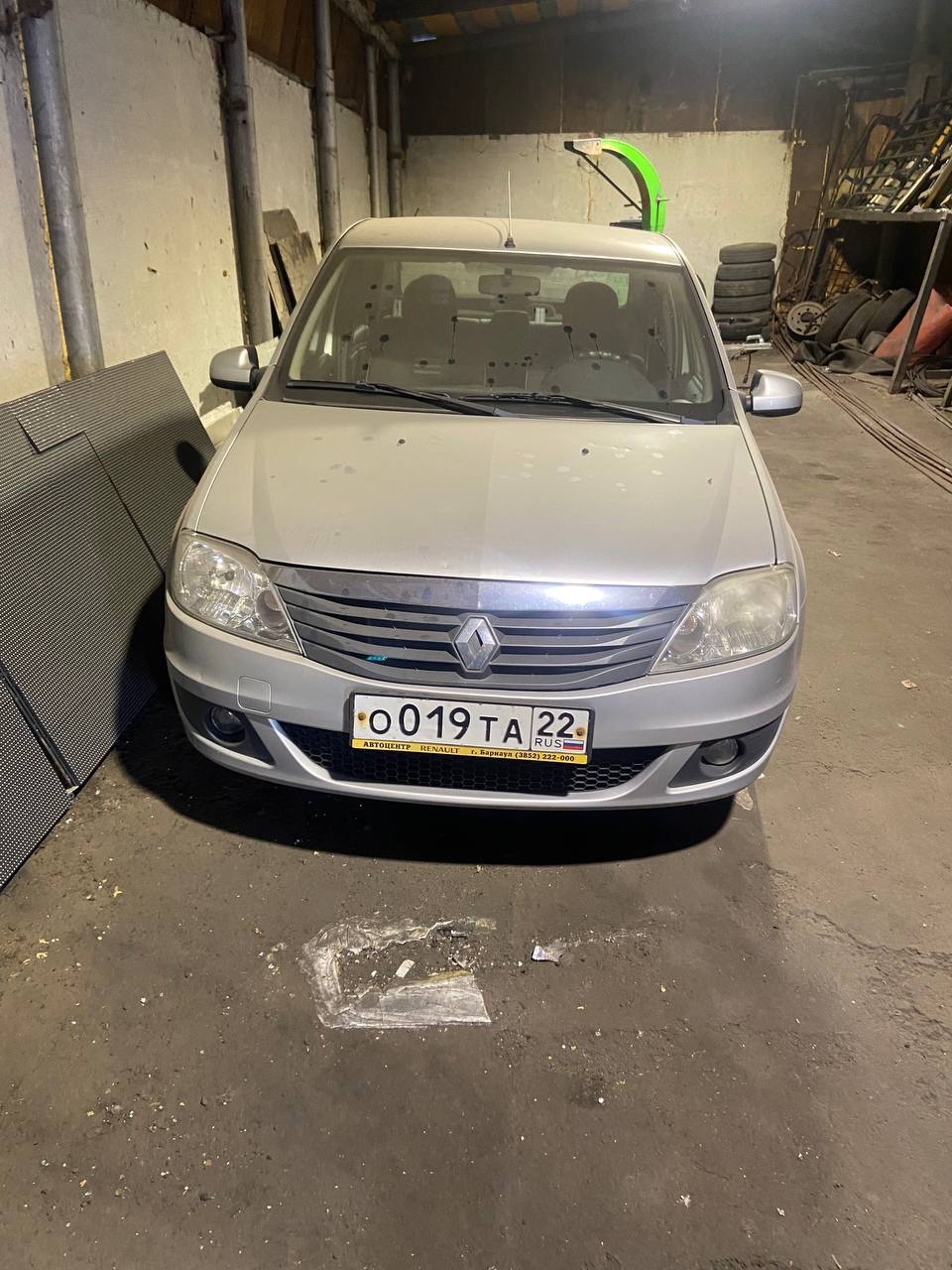 Автомобиль RENAULT LOGAN