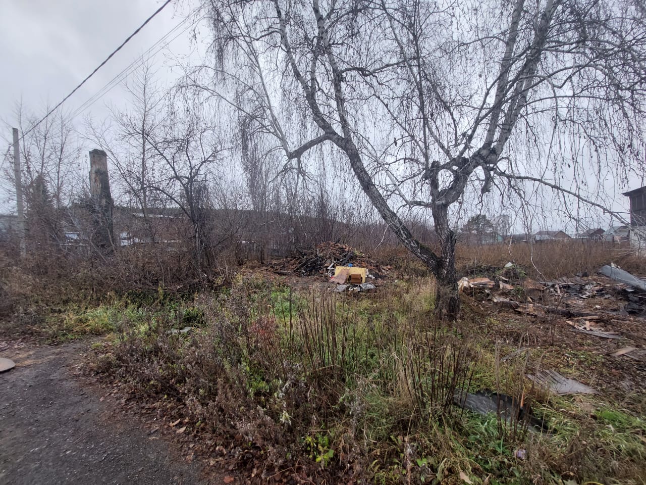 Земельный участок общей площадью 1500 кв.м, Кемеровская область, г. Кемерово, ул. 1-я Обская, д.37, Кадастровый номер: 42:24:0101045:371. Категория земель: земли населенных пунктов. Разрешенное использование: для индивидуального жилищного строительства.