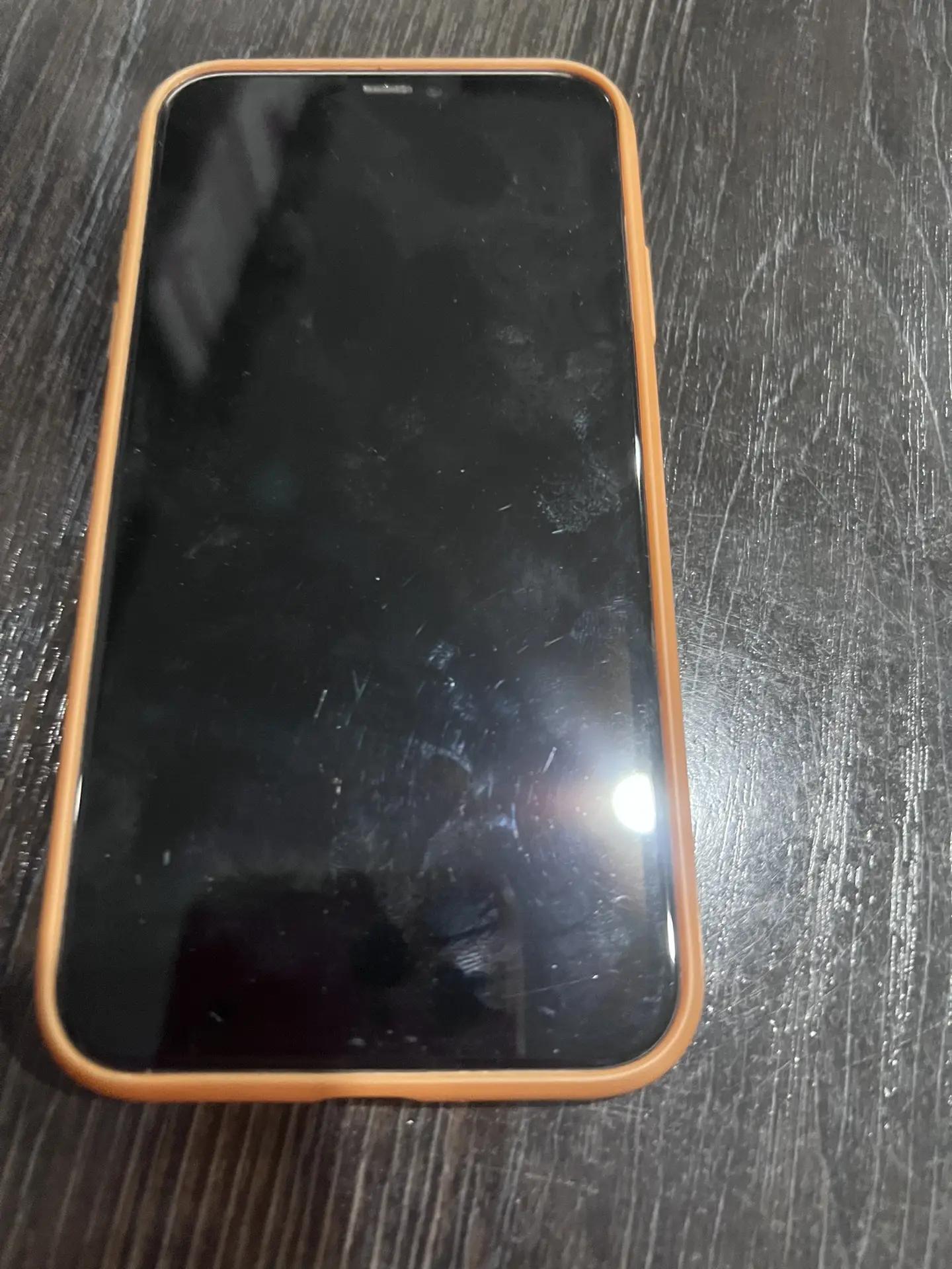 мобильный телефон Iphone в корпусе черного цвета в оранжевом чехле бампере 1 Штука (шт)