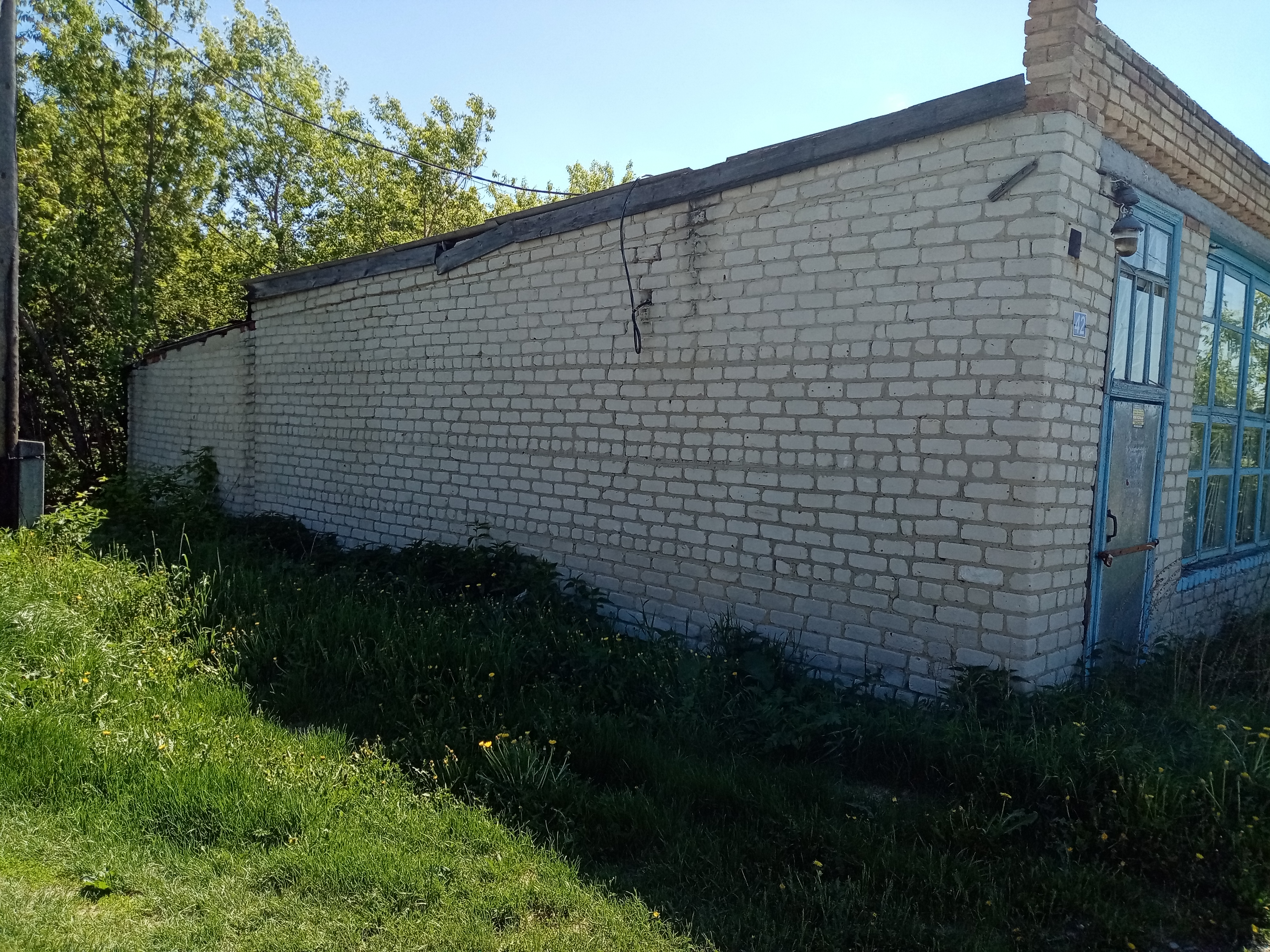 Нежилое здание, магазин расположенное по адресу: Тюменская обл., Аромашевский р-н, с Слободчики, ул. Центральная 42, кадастровый номер  72:03:0901002:359 и земельный участок по адресу: Тюменская область, Аромашевский район, с Слободчики, ул. Центральная, 42, кадастровый номер  72:03:0901002:44