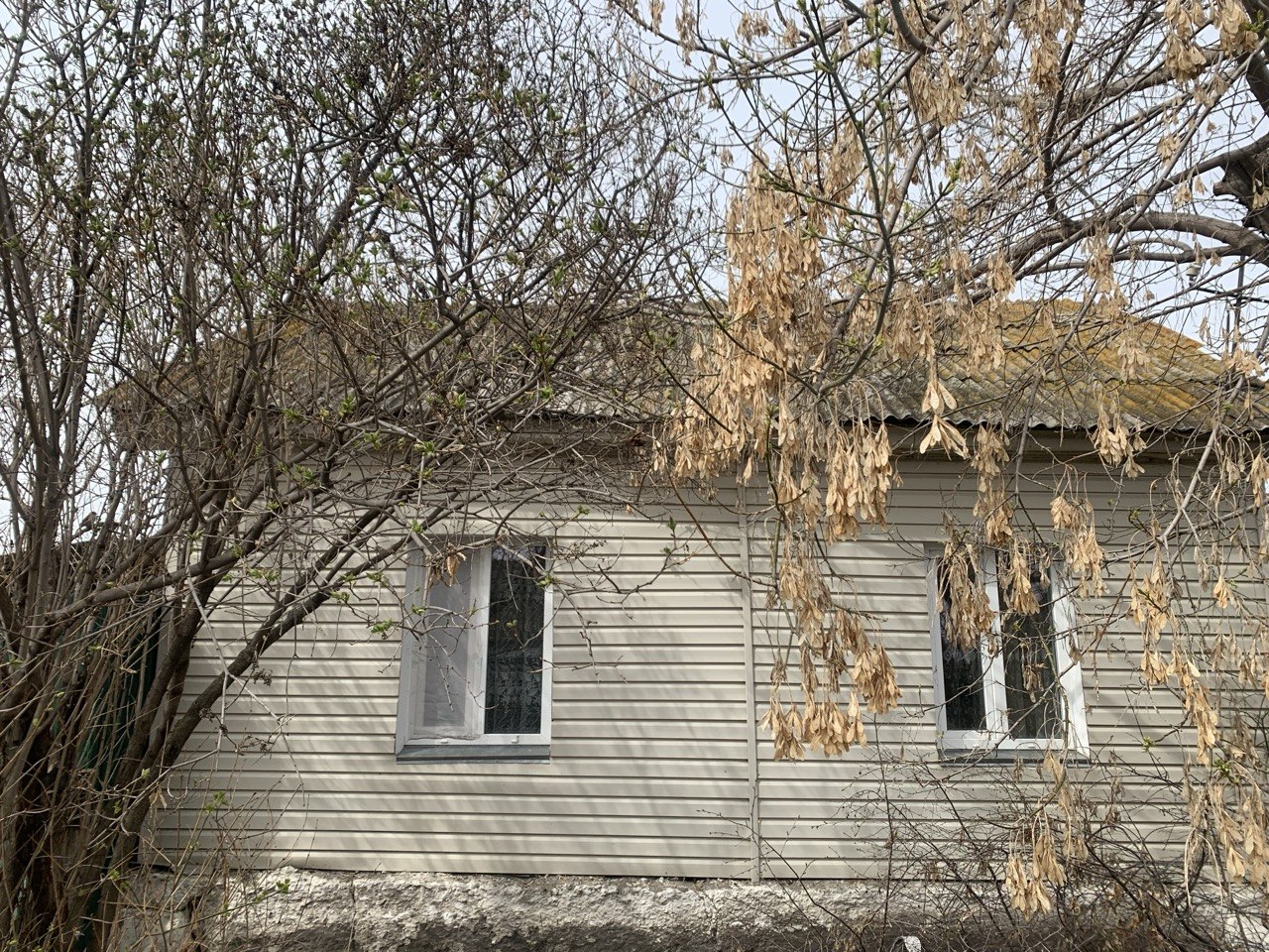 Жилой дом, признанный непригодным для постоянного проживания, расположенный по адресу: Челябинская область, Кунашакский район, с.Нугуманово ул.Центральная дом 7 и земельный участок под ним
