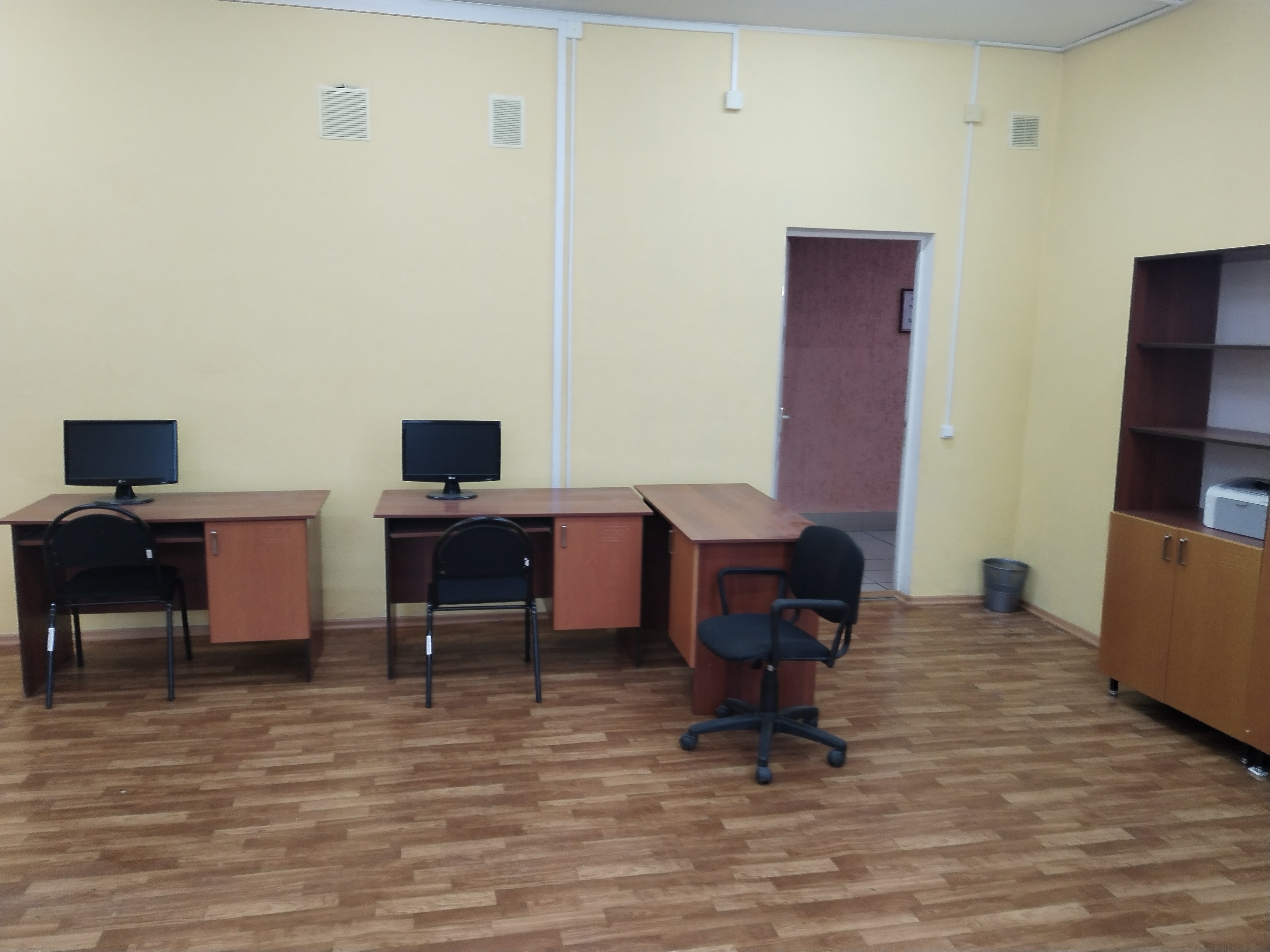 Нежилое офисное помещение площадью: 38,5 кв. м., номер помещения – 30, расположенное на 2 этаже здания МАУ «Бизнес-инкубатор БМР», входит в состав объекта муниципальной собственности Балаковского муниципального района Саратовской области – административного здания, общей площадью 2 213,7 кв. м кадастровый номер 64:40:020405:173.