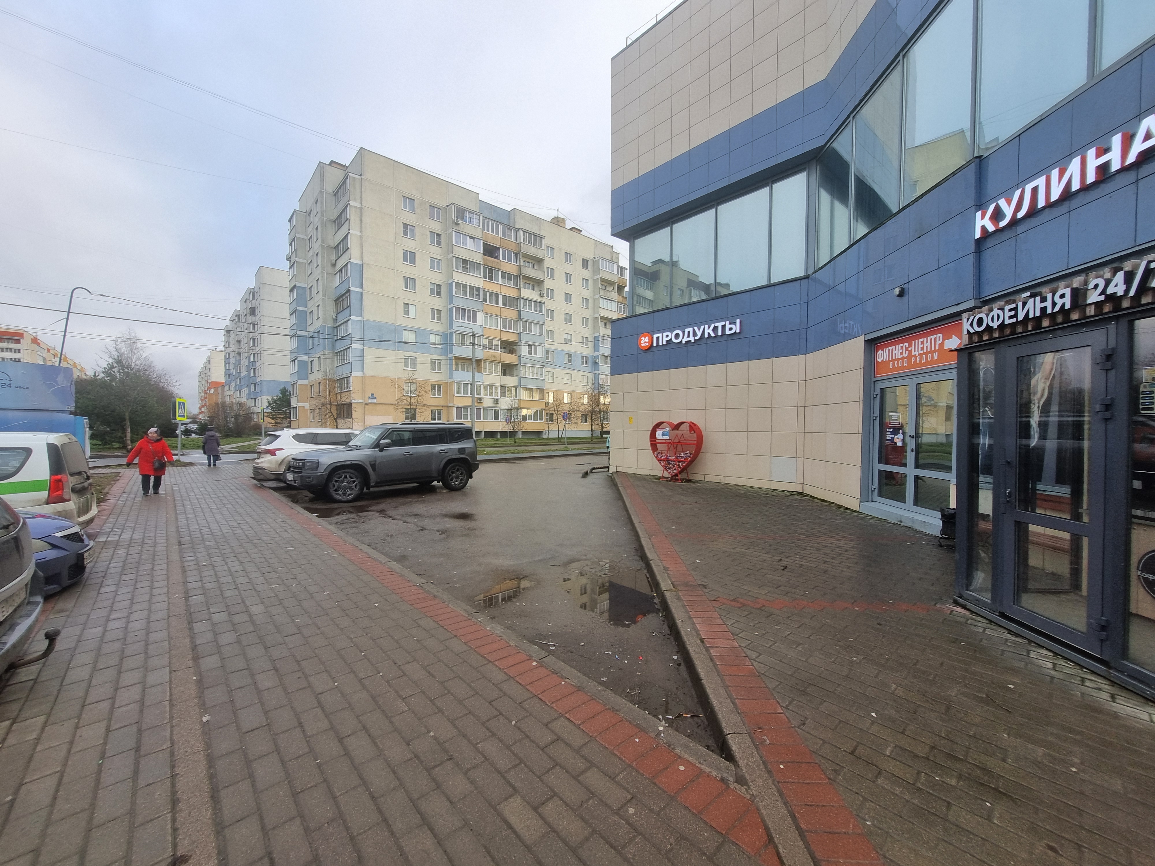 Лот № 13. 1/12 доли в праве собственности на земельный участок площадью 3268 ± 20 кв. м, кадастровый номер 53:23:7814701:463, категория земель - земли населенных пунктов, вид разрешенного использования – магазин в отдельностоящем здании. Местонахождение: Новгородская обл., г. Великий Новгород, ул. Шелонская. Основание для реализации на торгах - Постановление о передаче арестованного имущества на торги. Должник (собственник) – ООО «Разлив» (ИНН 5321140760, ОГРН 1105321003314).