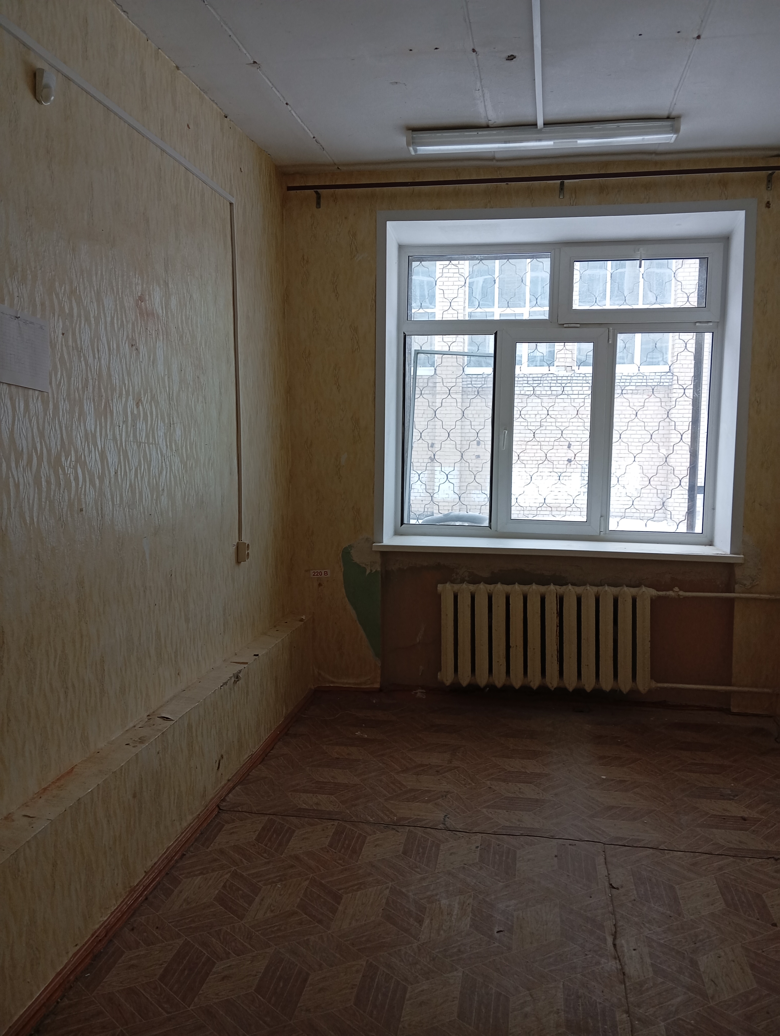 Право заключения договора аренды недвижимого имущества, находящегося в муниципальной собственности, в виде части встроенного нежилого помещения, общей площадью 25,7 кв.м., в том числе основная площадь 24,8 кв.м. (номер на поэтажном плане 2) и места общего пользования 0,9 кв.м., расположенных на первом этаже здания c кадастровым номером 59:03:0400073:11454, общей площадью 4186,8 кв.м., по адресу: Пермский край, г. Березники, пр. Советский, 71.