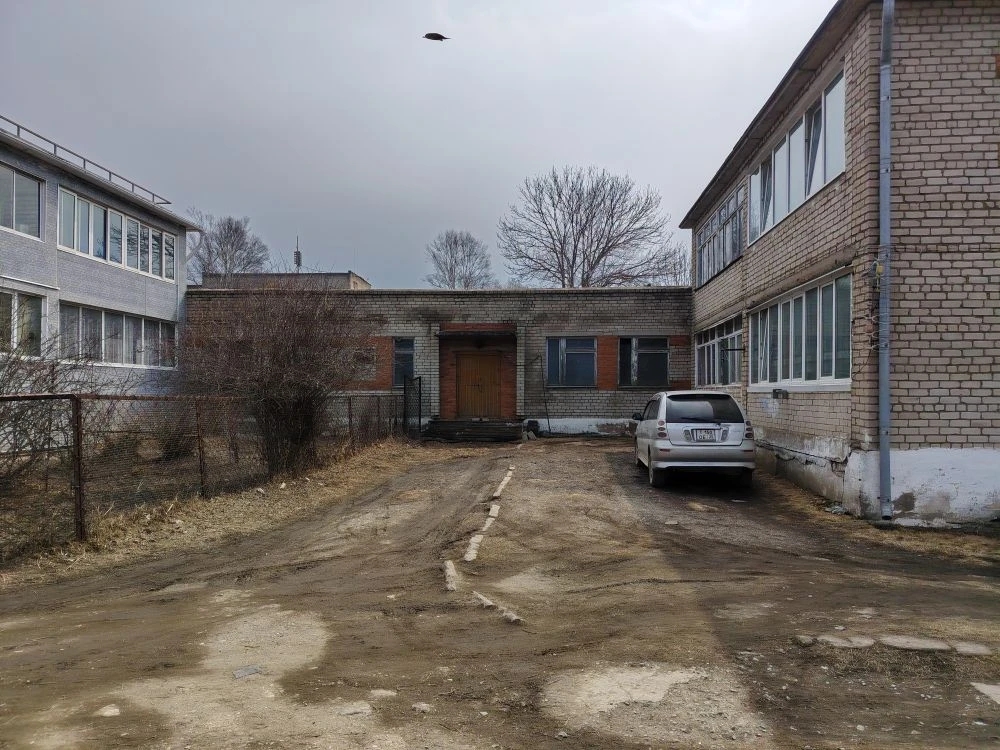 Административное здание, нежилое, общей площадью 131,7 кв.м., этажность: 1, в том числе 0 подземный, кадастровый номер 25:35:090101:443, местоположение: Приморский край, городской округ ЗАТО Фокино, пгт. Путятин, ул. Нагорная, д. 21В.