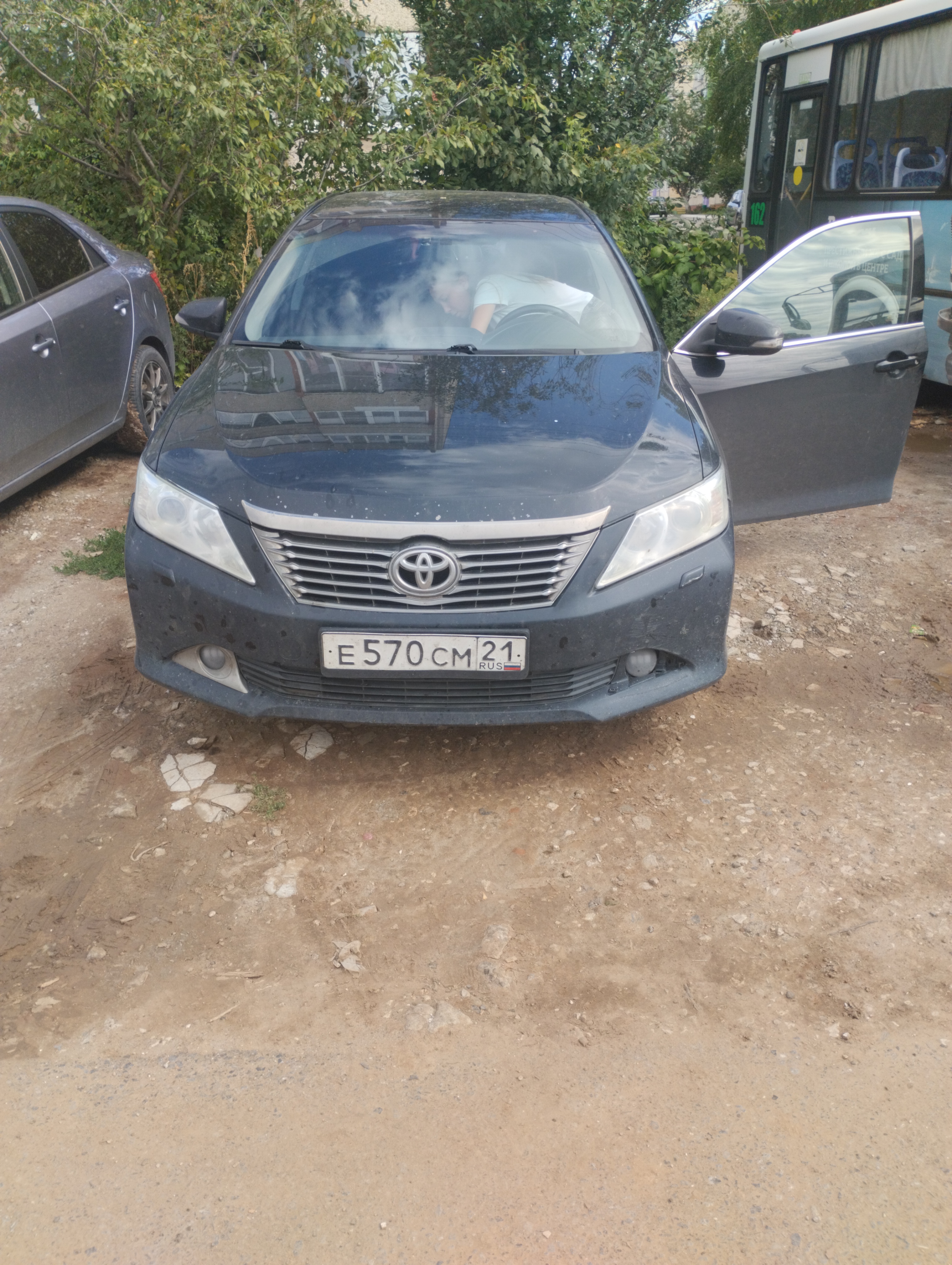 АМТС Тойота Камри, 2014 г.в., г/н Е570СМ21, VIN XW7BF4FK80S066283, цвет черный металлик, следы коррозии на передней правой двери