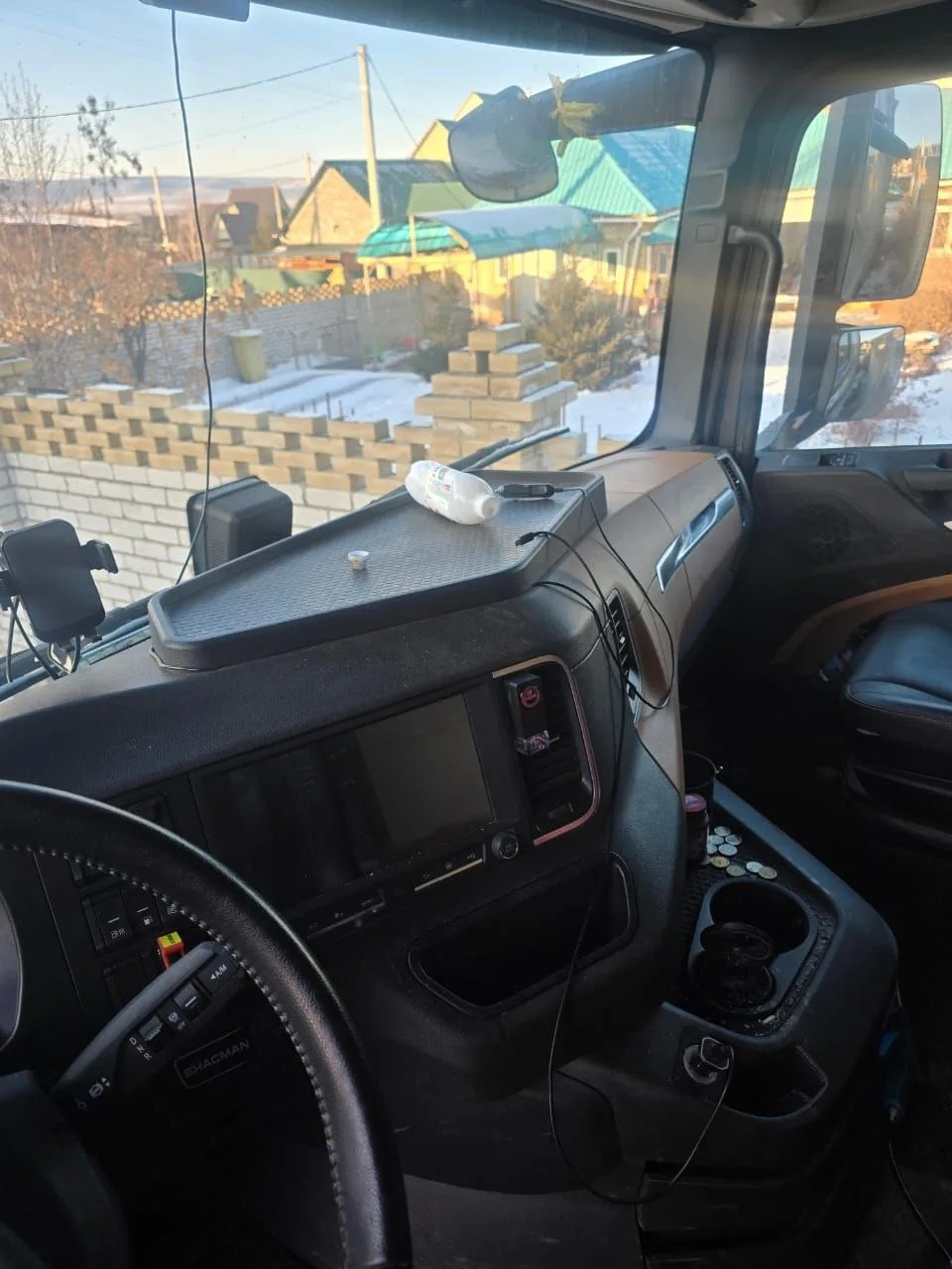 Специализированная техника, SHACMAN, SX4188YY381, 2023 г.в., г/н О757ЕС75, цвет серый, VIN: LZGJD3X11PX104001, Номер шасси (рамы): LZGJD3X11PX104001, ПТС отсутствует. Техника имеет повреждение в виде сколов краски, трещины переднего бампера по всему периметру, повреждена передняя левая фара в виде скола, техника не на ходу не исправен двигатель