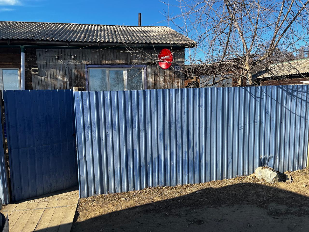 1/3 доли в праве собственности на квартиру, назначение: жилое, этаж 1, площадь 75,8 кв.м., кадастровый номер 75:27:080102:553, по адресу: Забайкальский край, муниципальный округ Тунгокоченский, село Верх-Усугли, ул. Строителей, д.17, кв.2, с 1/3 доли в праве собственности на земельный участок
