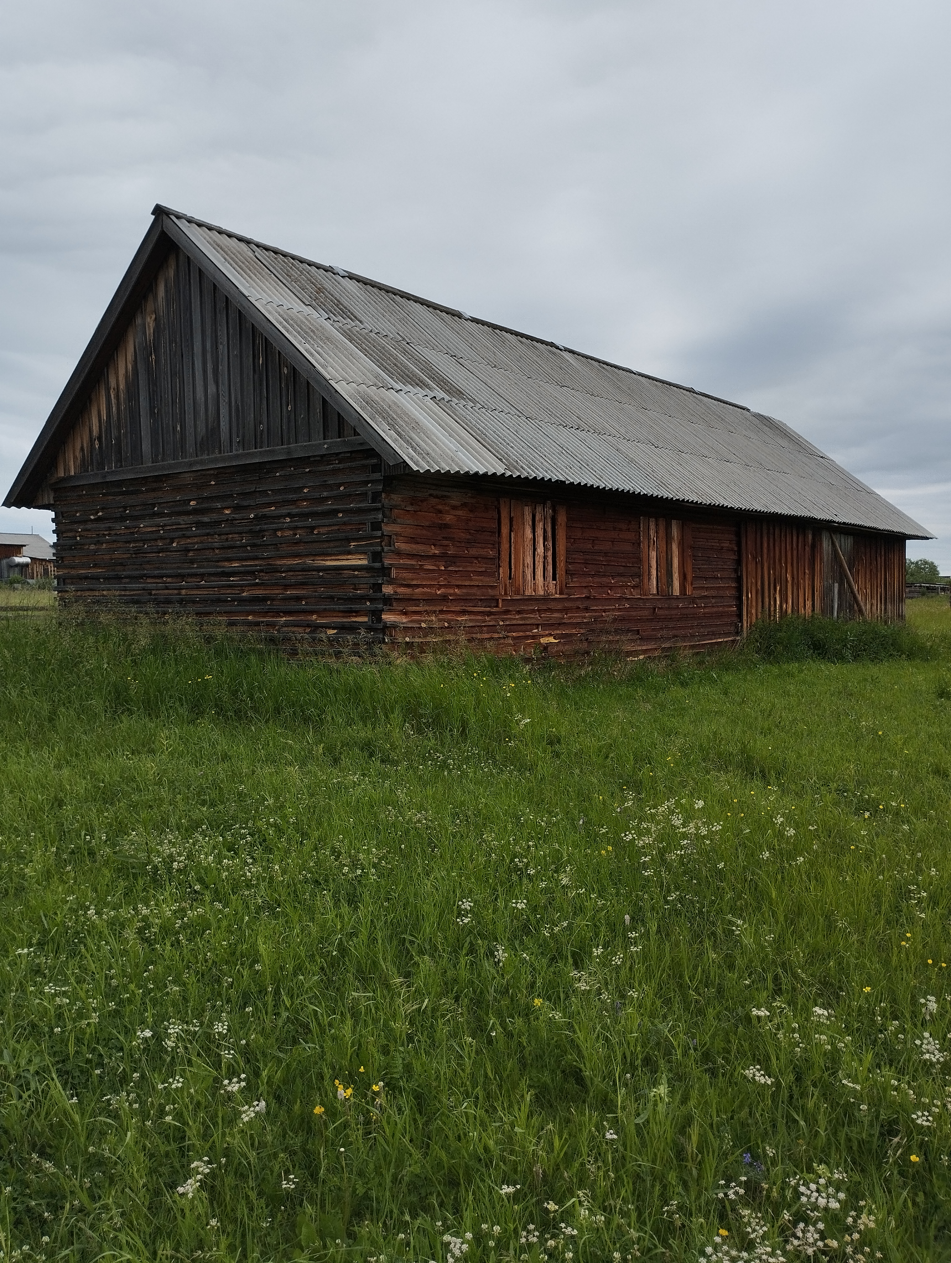 Нежилое здание (реестровый номер имущества - 28212), площадью 104,7 кв.м., кадастровый номер 66:01:4101002:871 с земельным участком (реестровый номер имущества - 29800) площадью 2875 кв.м. кадастровый номер 66:01:4101002:867, расположенное по адресу: Свердловская область, Алапаевский район, с. Костино, ул. Чапаева, д. 44б