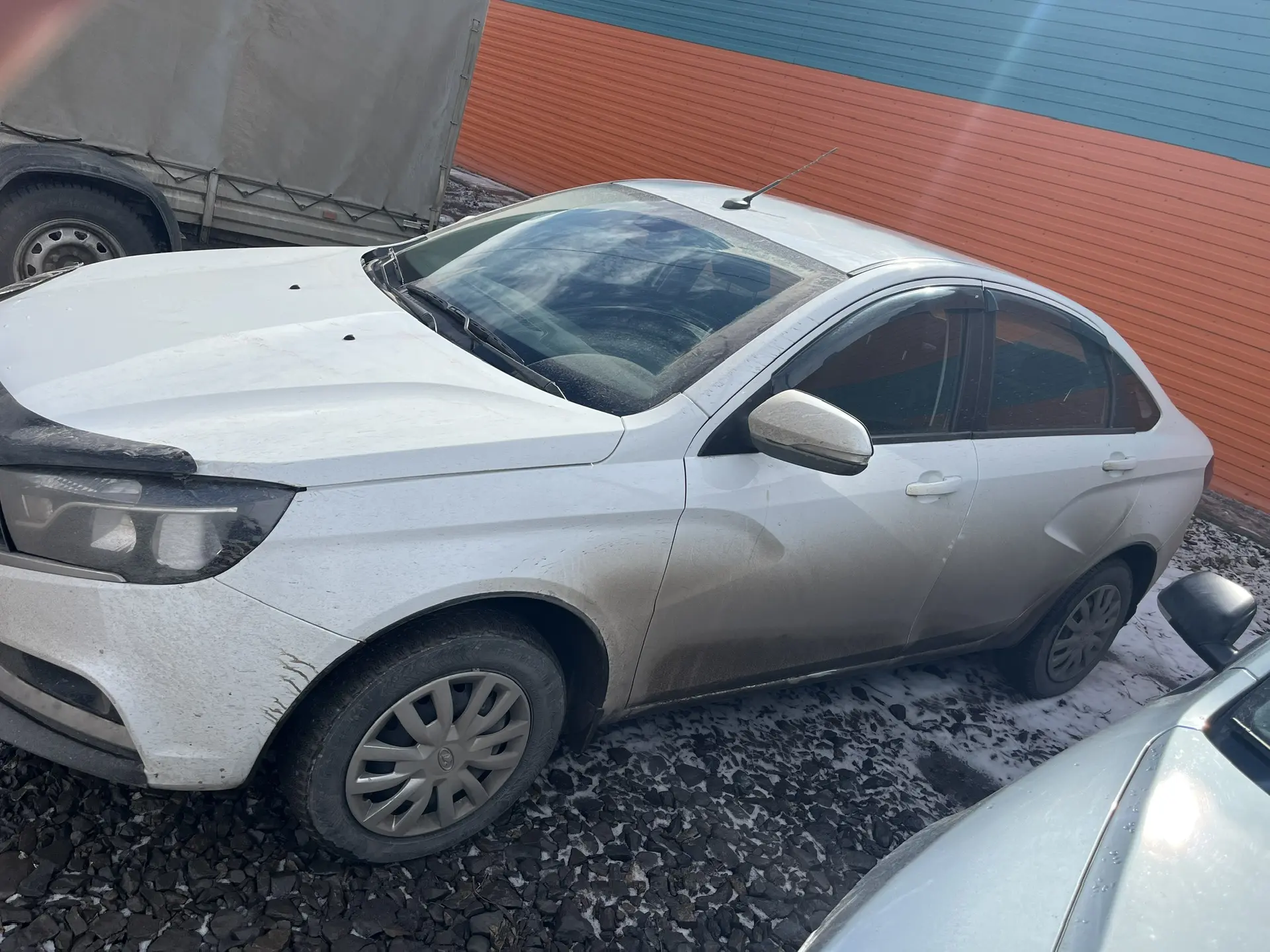 (повторные торги) Легковой автомобиль LADA GFK120 LADA VESTA, 2018 г.в., г/н Е486ОА124, VIN XTAGFL120JY206257, № кузова XTAGFL120JY206257, цвет белый. Автомобиль в рабочем состоянии, в наличии СТС, ПТС, ключ с брелком сигнализации. Должник Стефаненко О.П. Обременения: Арест, запреты судебного пристава исполнителя на рег. действия. Начальная цена продажи 542895,00 руб. Задаток 82000,00 руб. (пор. 119)