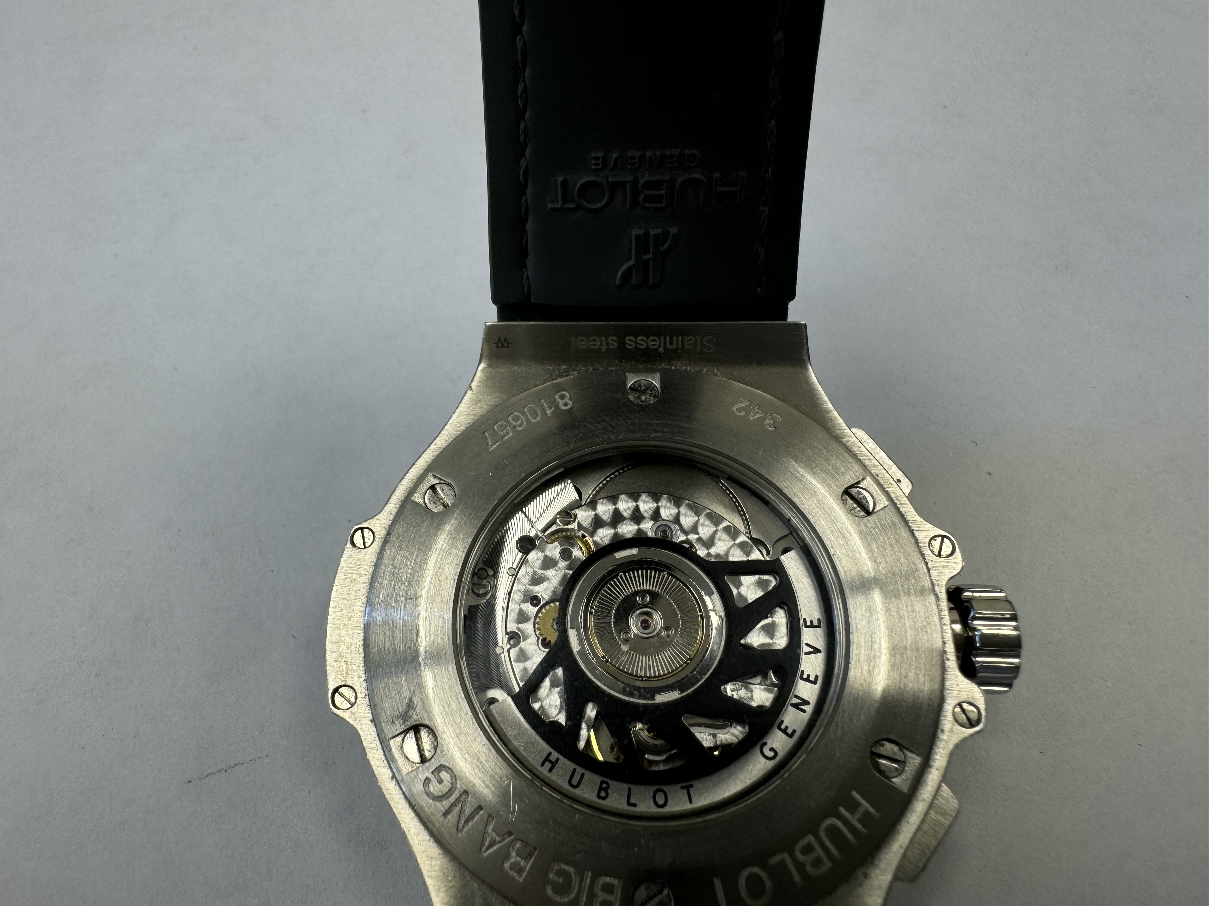 Наручные часы «Hublot Big Bang Earl Gray Chrono ref. 342.st.5010.lr.1104», корпус круглый из металла серебристого цвета со вставкой из прозрачных камней по кругу, ремешок из материала серого цвета с замком из металла серебристого цвета, на оборотной стороне надпись «HUBLOT», «BIG», "342", "810657", б/у