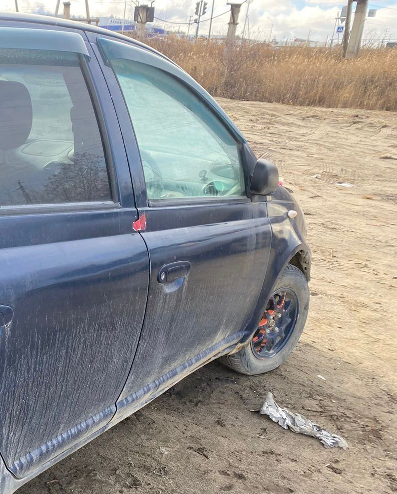 Автомобиль марки Toyota Vitz, г/н Е827НР14, машина синего цвета, все стекла целые, все 4 колеса на месте