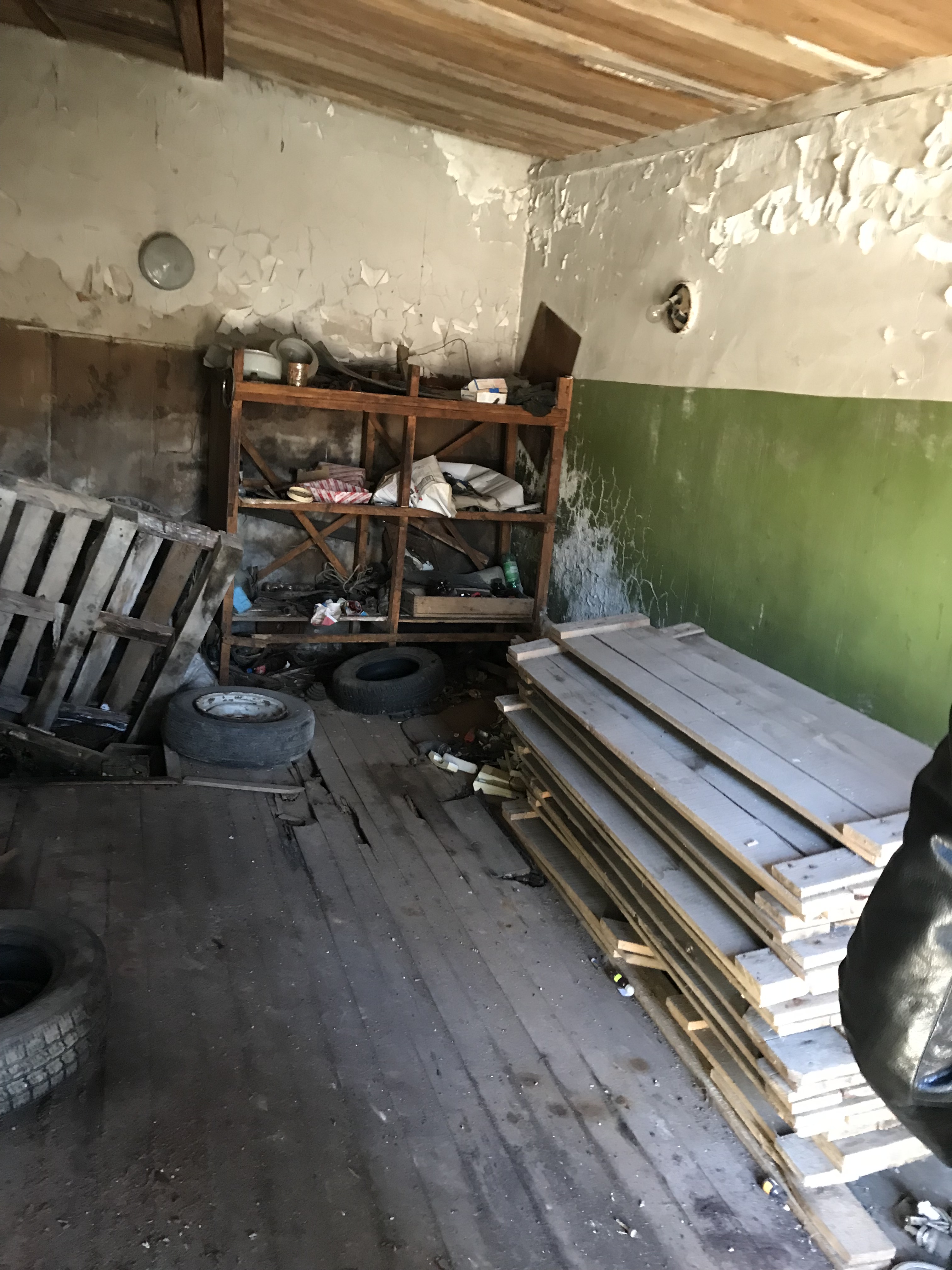 Нежилое помещение общей площадью 32,0 кв.м (кадастровый номер 59:01:0000000:76273) на первом этаже нежилого здания по адресу: Пермский край, г. Пермь, Свердловский район, ГСК № 38, по ул. Маршрутная, бокс 26. Помещение пустует. Вход отдельный.
